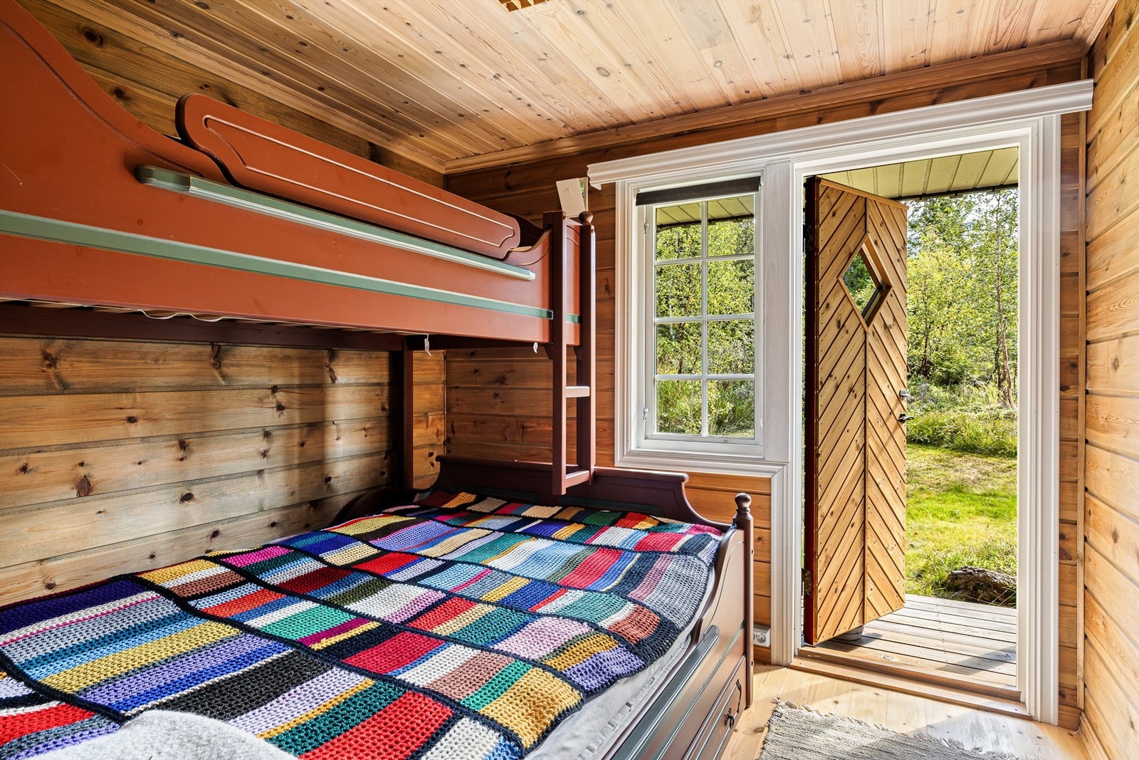 Soverom med direkte utgang til hage og østvendt terrasse. Galleribilde