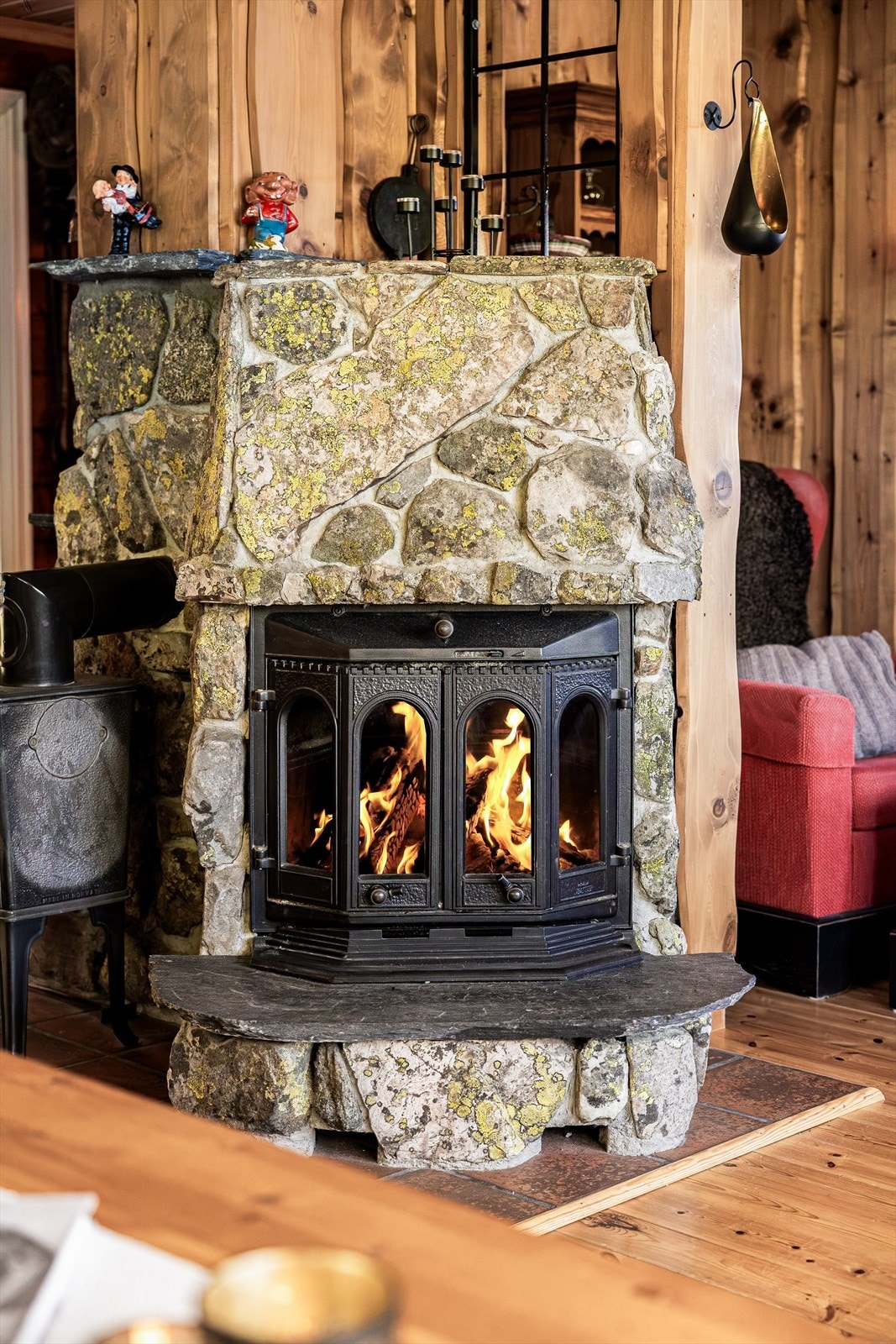 Peisen bidrar til å skape en varm og koselig atmosfære. Galleribilde