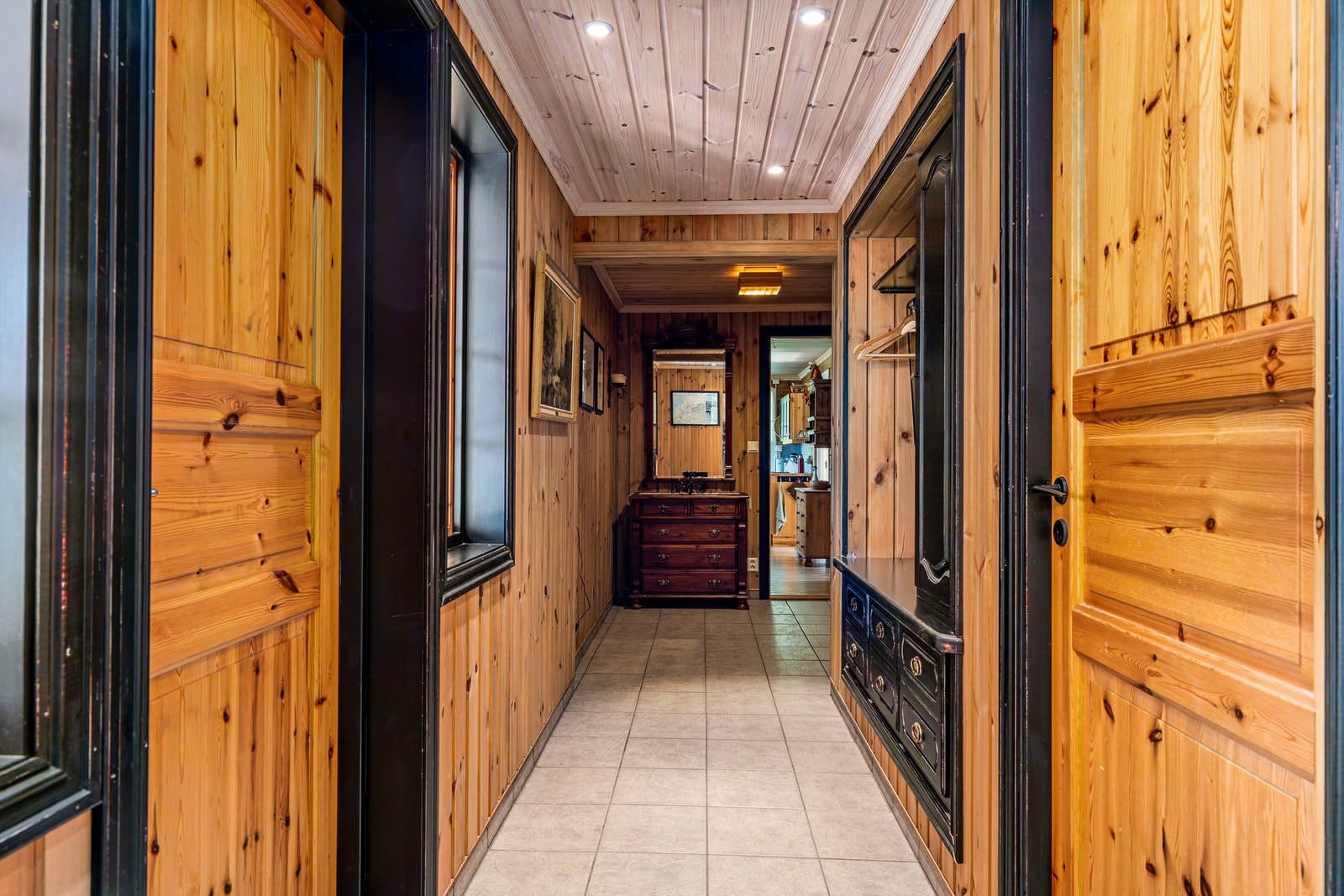 Gang med garderobe. Galleribilde