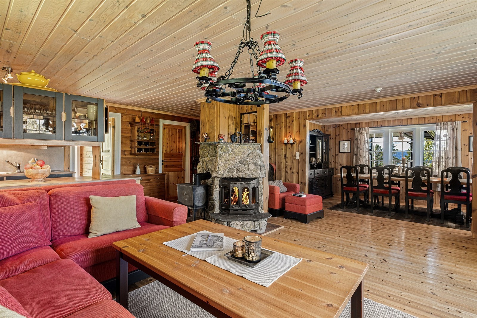 Hytta har en stor stue med både natursteinspeis med innsats og vedovn. Galleribilde