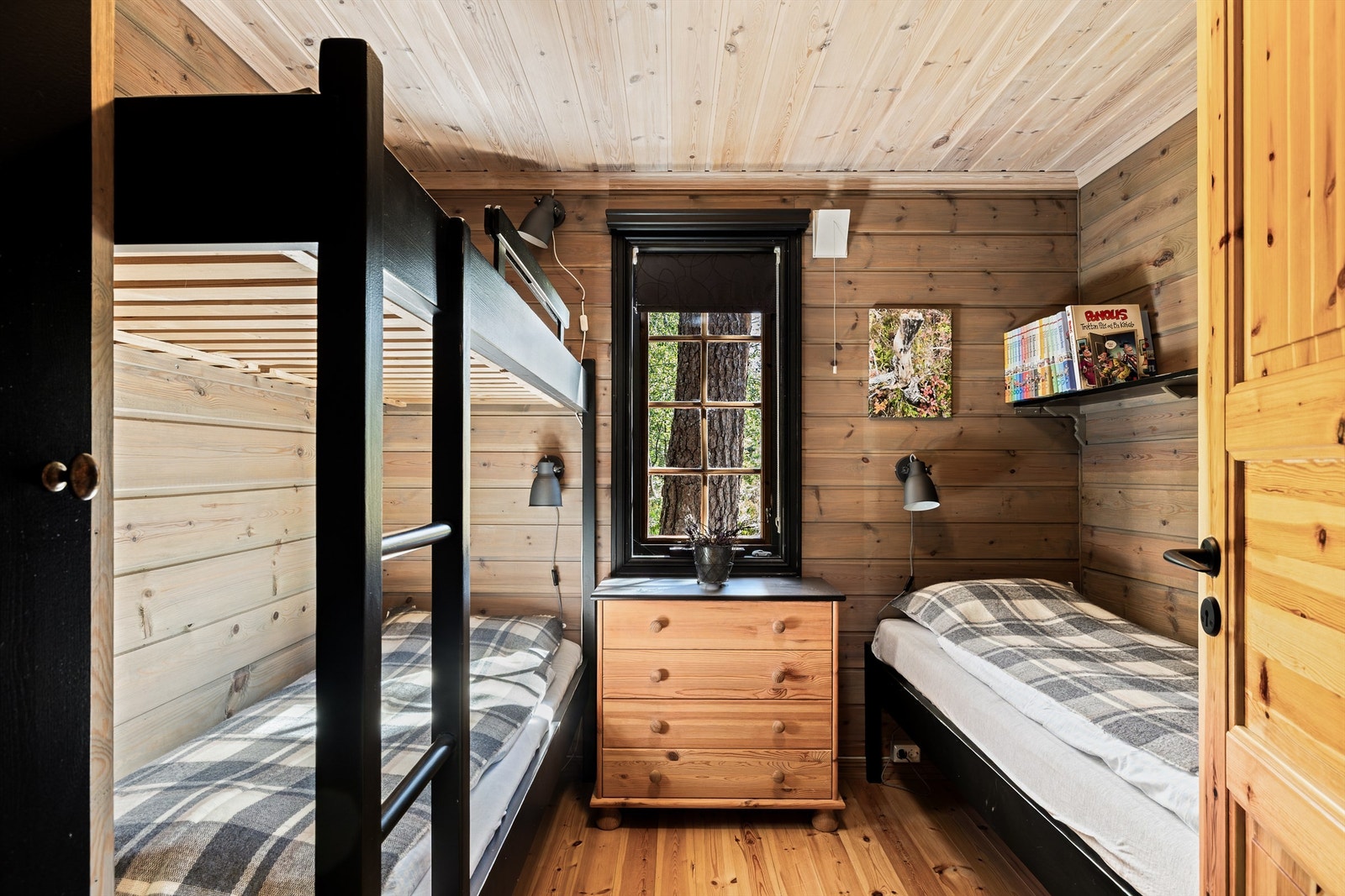 Soverom med plassbygde senger og garderobeskap. Galleribilde