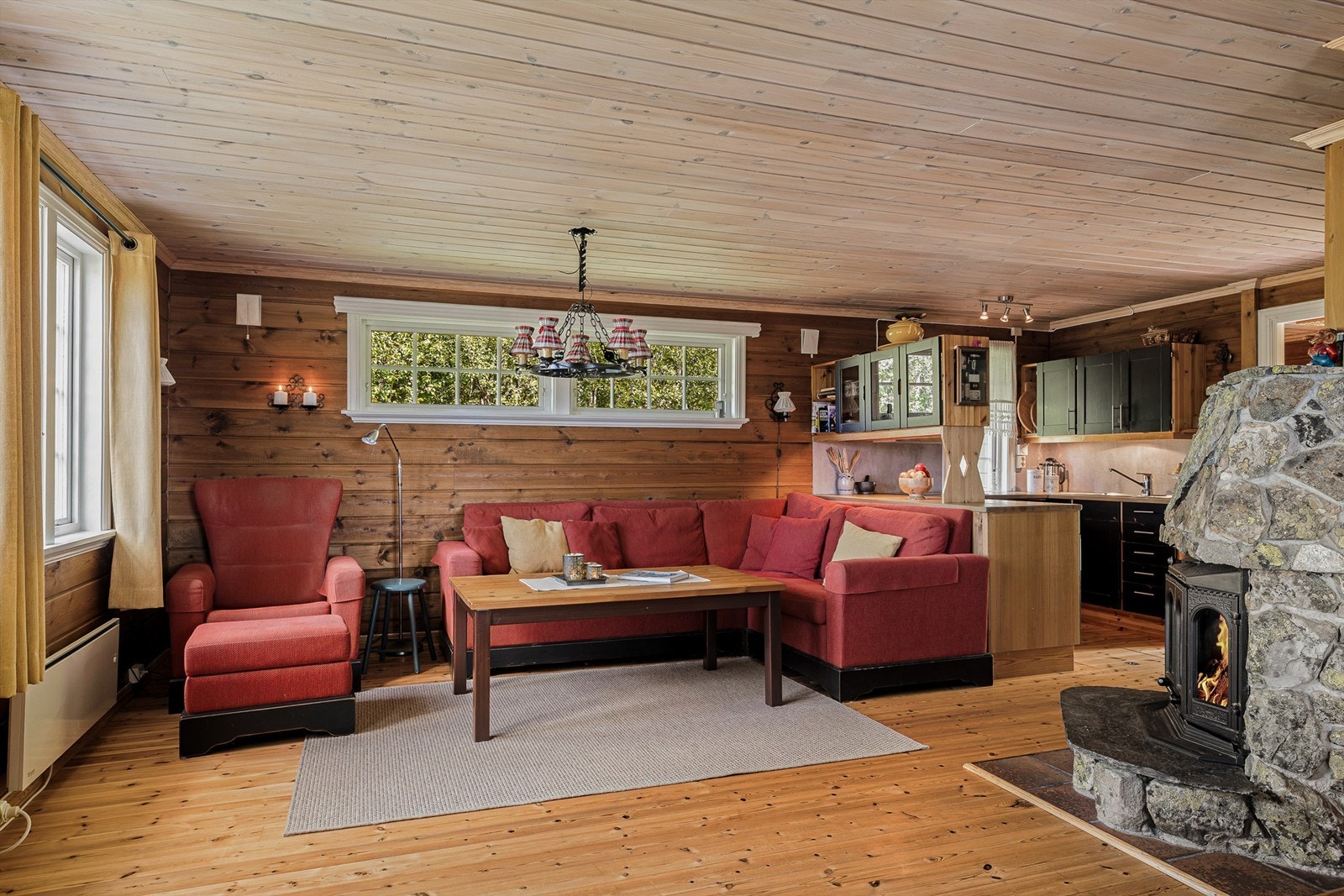 Stua har god plass til sofakrok og har en åpen løsning mot både kjøkken og spisestue. Galleribilde