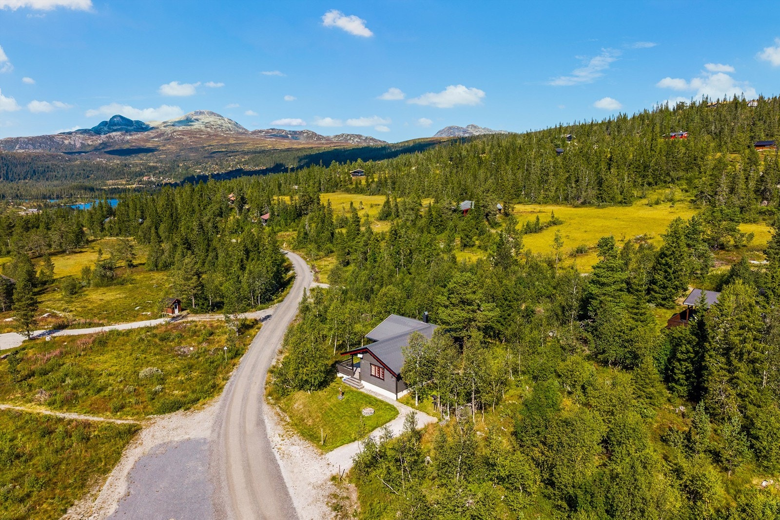 Naturen i området er vakker og variert med høyreiste fjelltopper, vakre fjellvann, grønne skoger og beitemark. Galleribilde