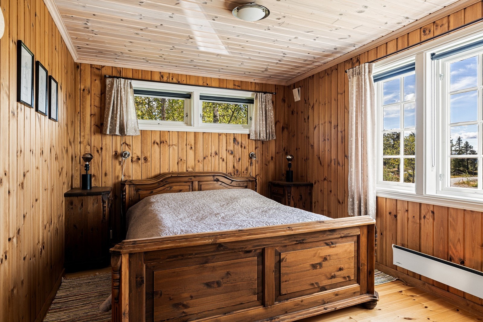 Stort soverom med plass til dobbeltseng og nattbord. Galleribilde