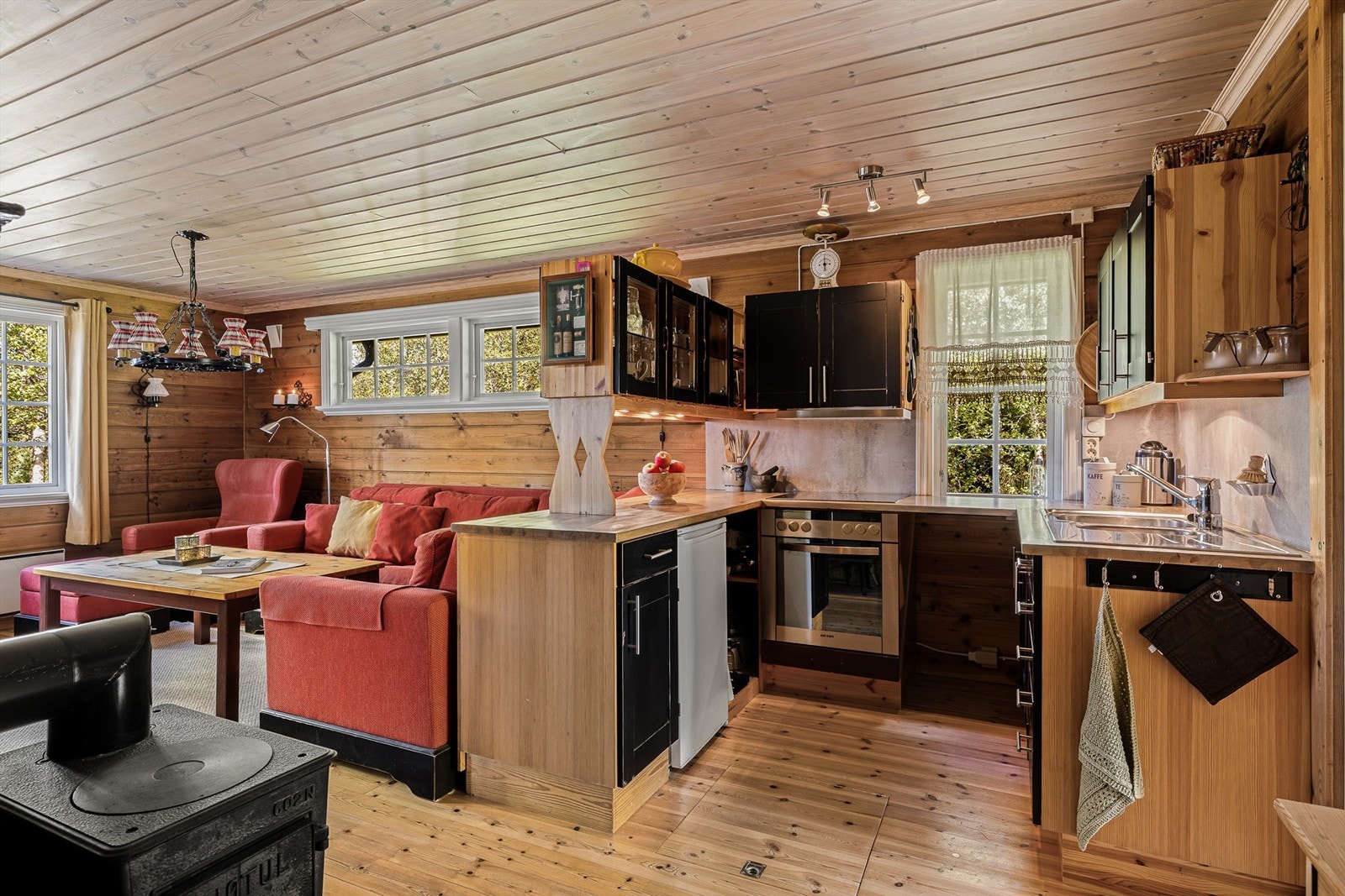 Kjøkkeninnredning med profilerte fronter og benkeplate av tre med nedfelt oppvaskkum. Galleribilde