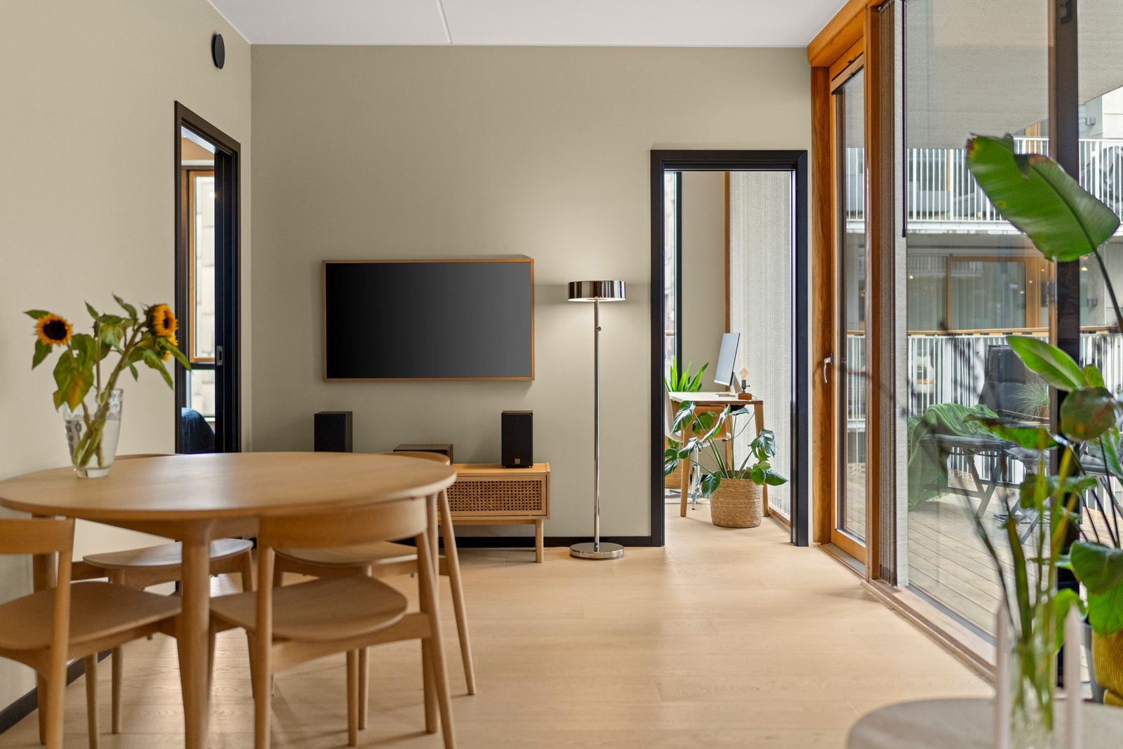 Stuen har gode vindusflater som slipper inn rikelig med naturlig lys, veggene er malt i moderne tidsriktige farger og gulvet enstavs parkett. Galleribilde