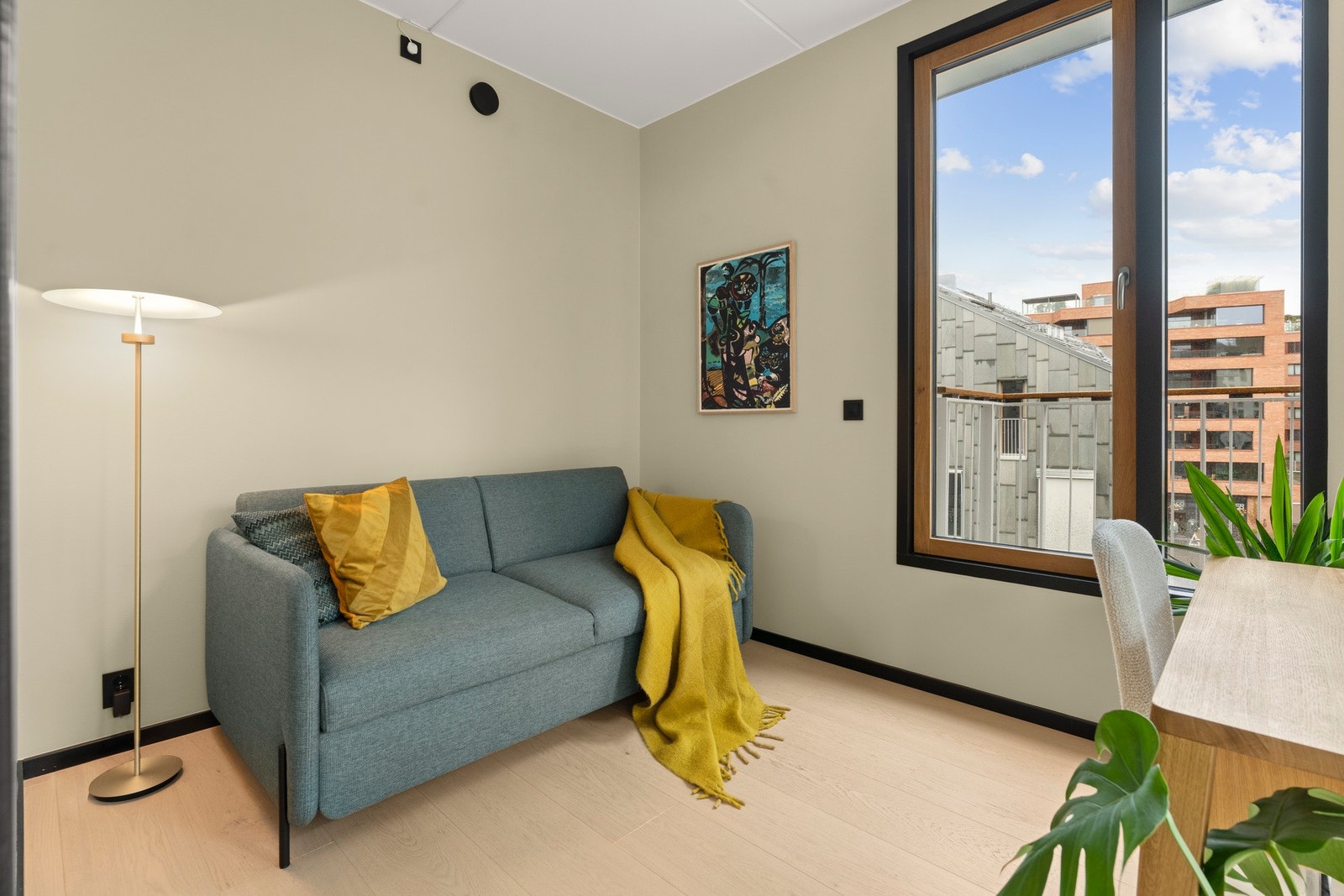 Her er det god plass til seng, nattbord og skrivebord. Galleribilde