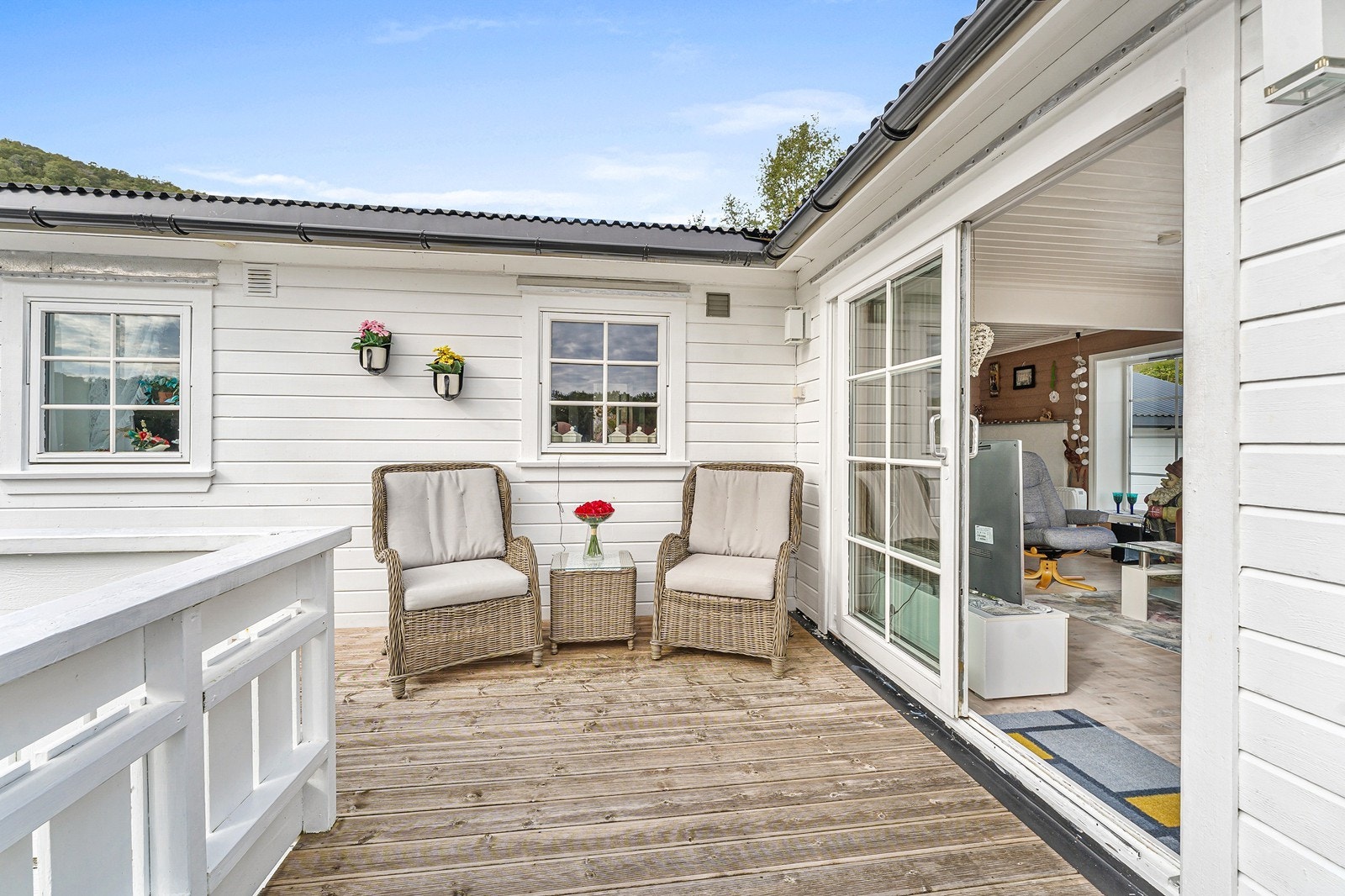 Fra stuen har man direkte utgang til den store terrassen som omkranser store deler av hytten. Galleribilde