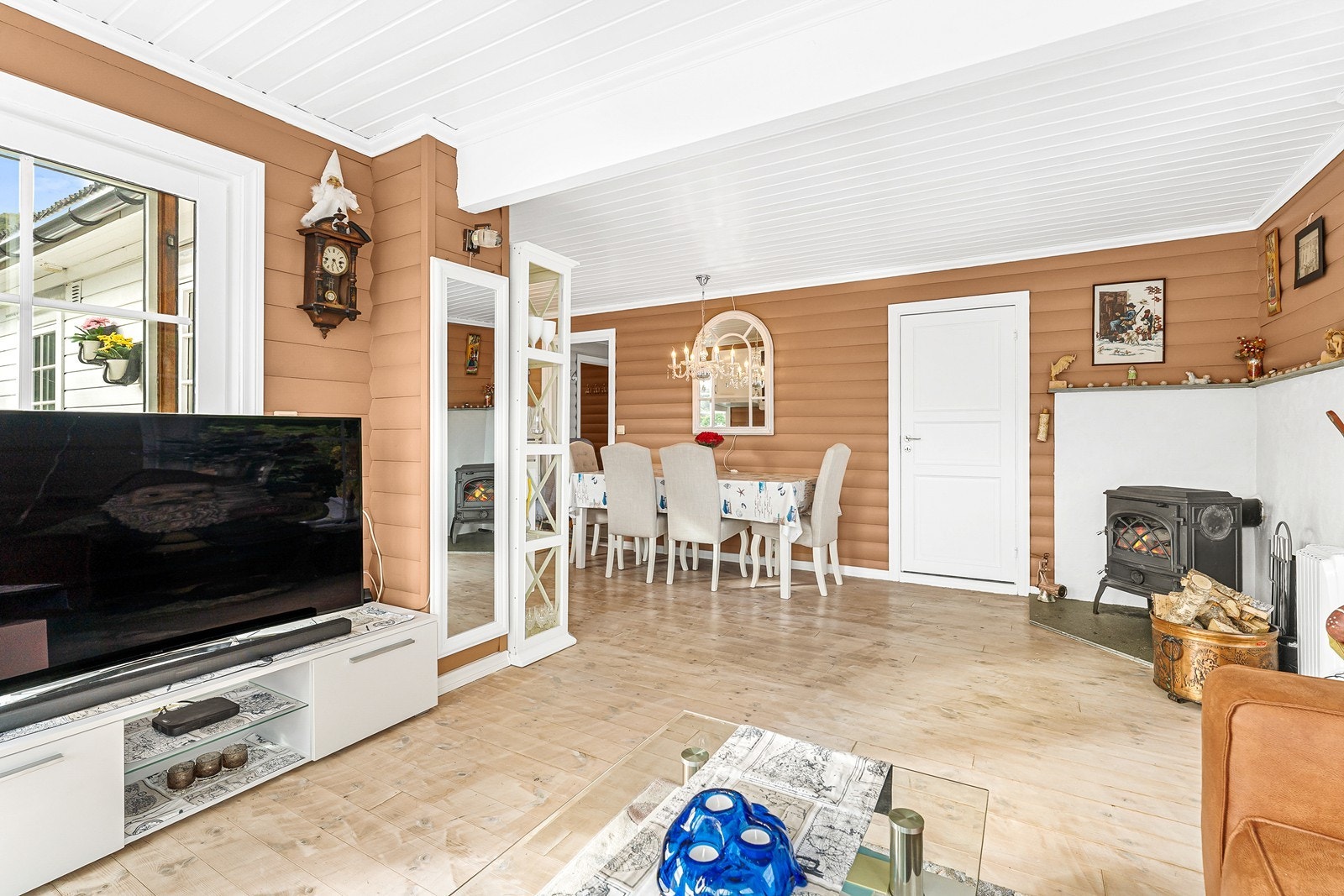 I et av hjørnene finner man en koselig vedovn som både gir lun varme og setter den rette stemningen på kalde høst- og vinterkvelder. Galleribilde