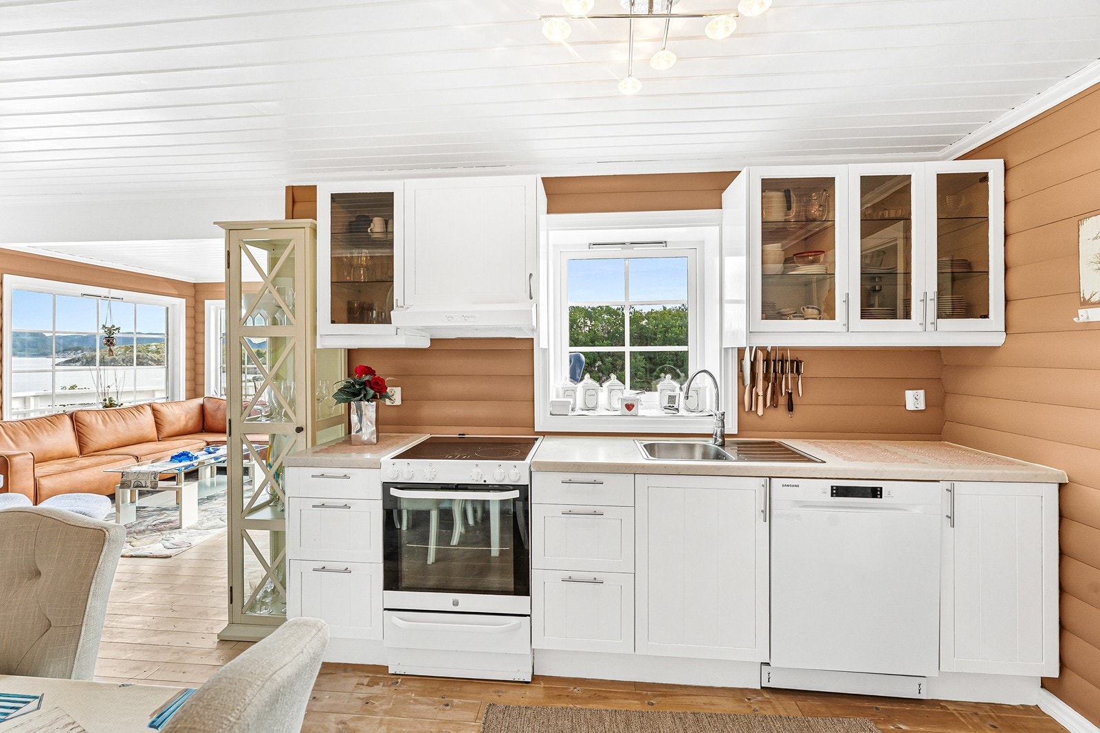 Kjøkkenet er av god størrelse, med klassisk innredning med profilerte fronter og laminert benkeplate. Galleribilde