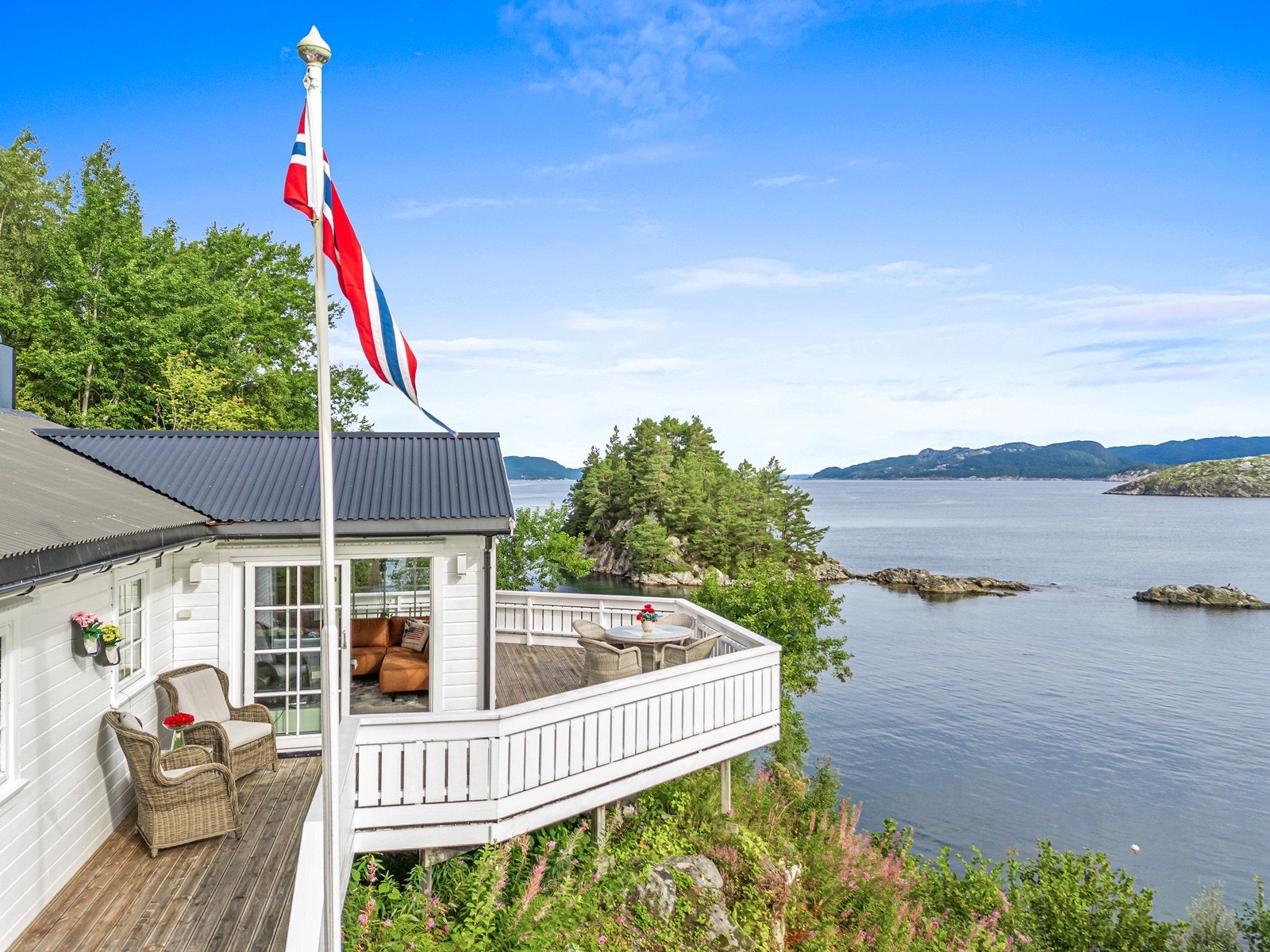Her får man utsikt ut over både sjø, natur og fjell. Galleribilde