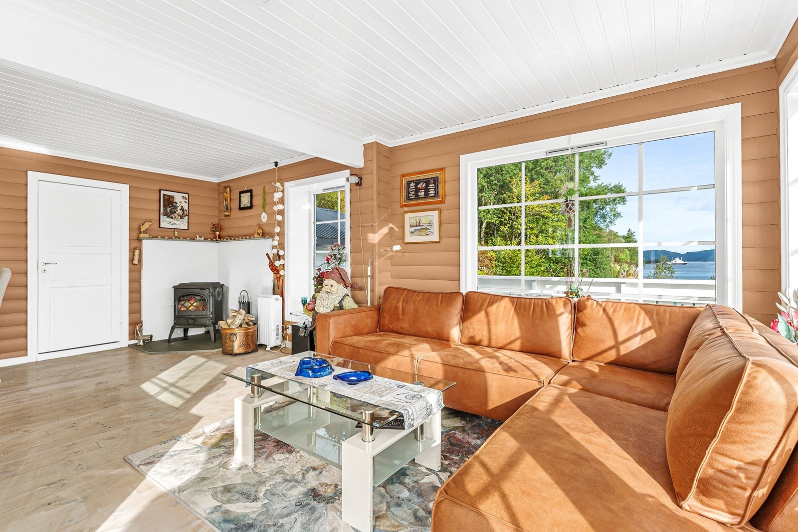 De store vindusflatene slipper inn rikelig med naturlig lys gjennom dagen, samtidig som de rammer inn den spektakulære utsikten mot sjø og natur. Galleribilde