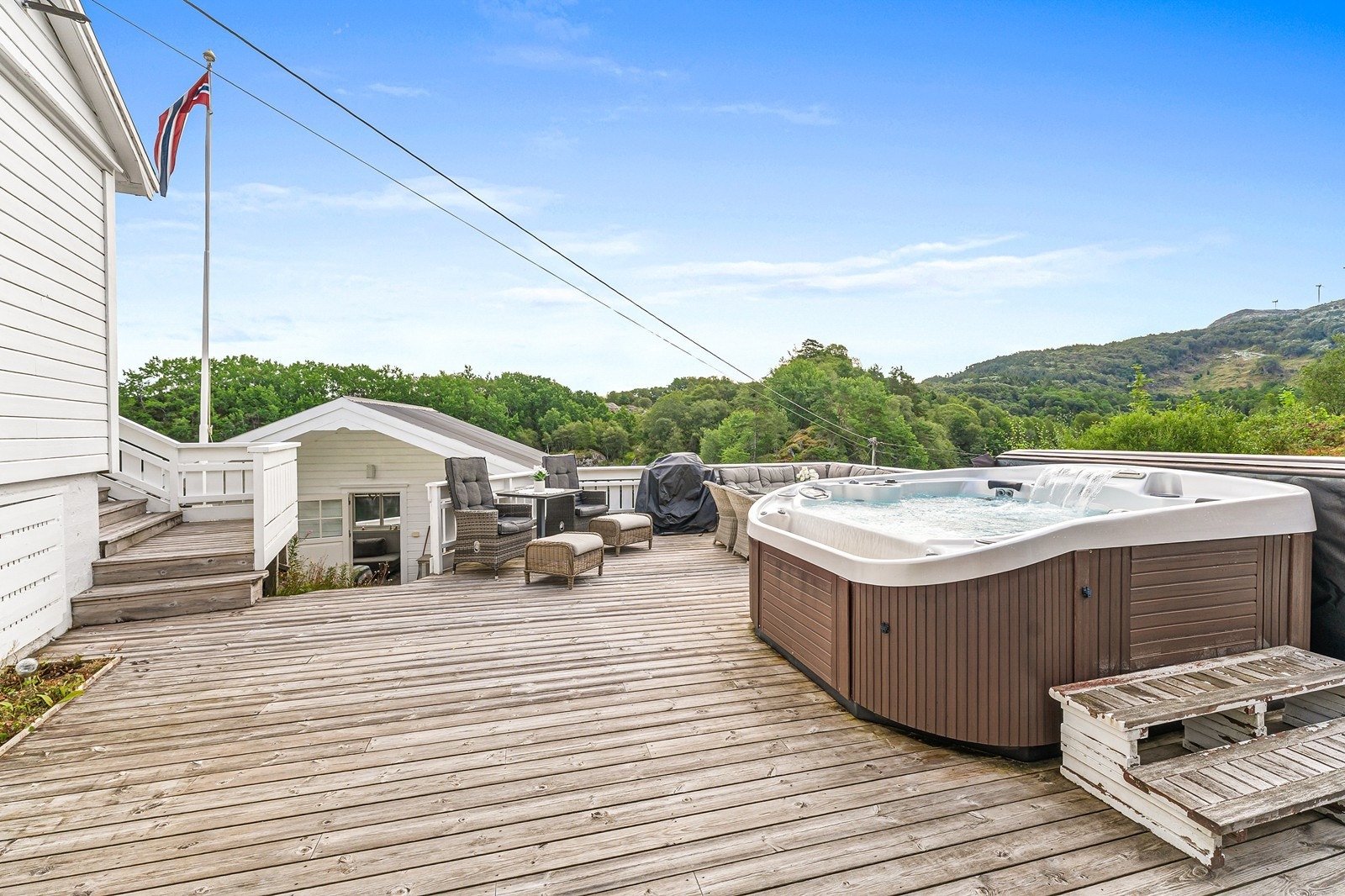 Jacuzzien er et høydepunkt som kan brukes hele året. Galleribilde