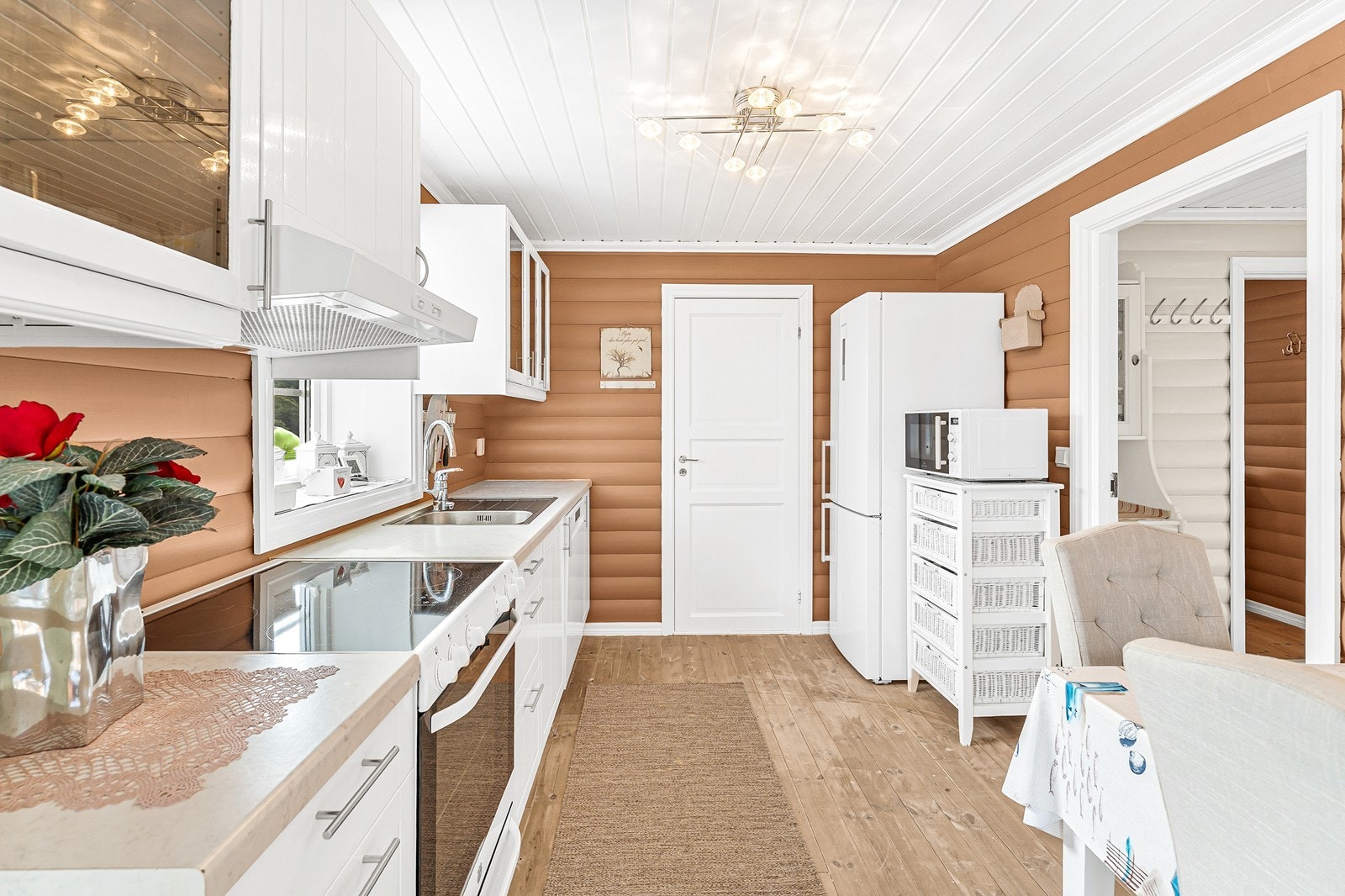 I tilknytning til kjøkkenet er det plass til et romslig spisebord, hvor hyggelige måltider med familie og venner kan nytes. Galleribilde