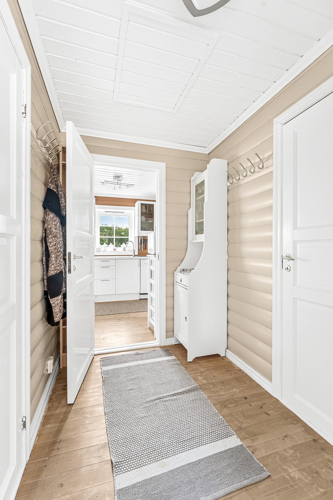 En pen og innbydende entré tar deg imot med plass til å henge av seg yttertøy og sette fra seg sko. Galleribilde