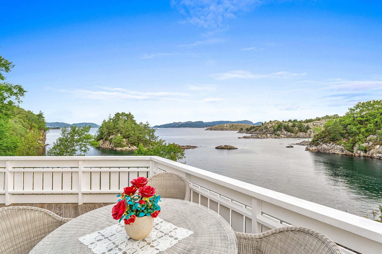 Her kan man se ferja seile inn mot ferjekaien. Galleribilde