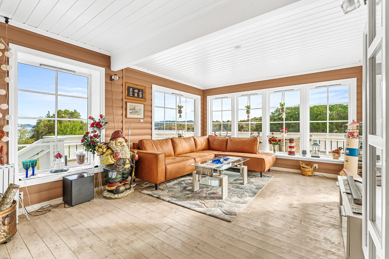 Hytten har en romslig og luftig stue/kjøkken-løsning med gjennomgående tregulv og vegger i tidsriktige, lune fargetoner som skaper en behagelig atmosfære. Galleribilde