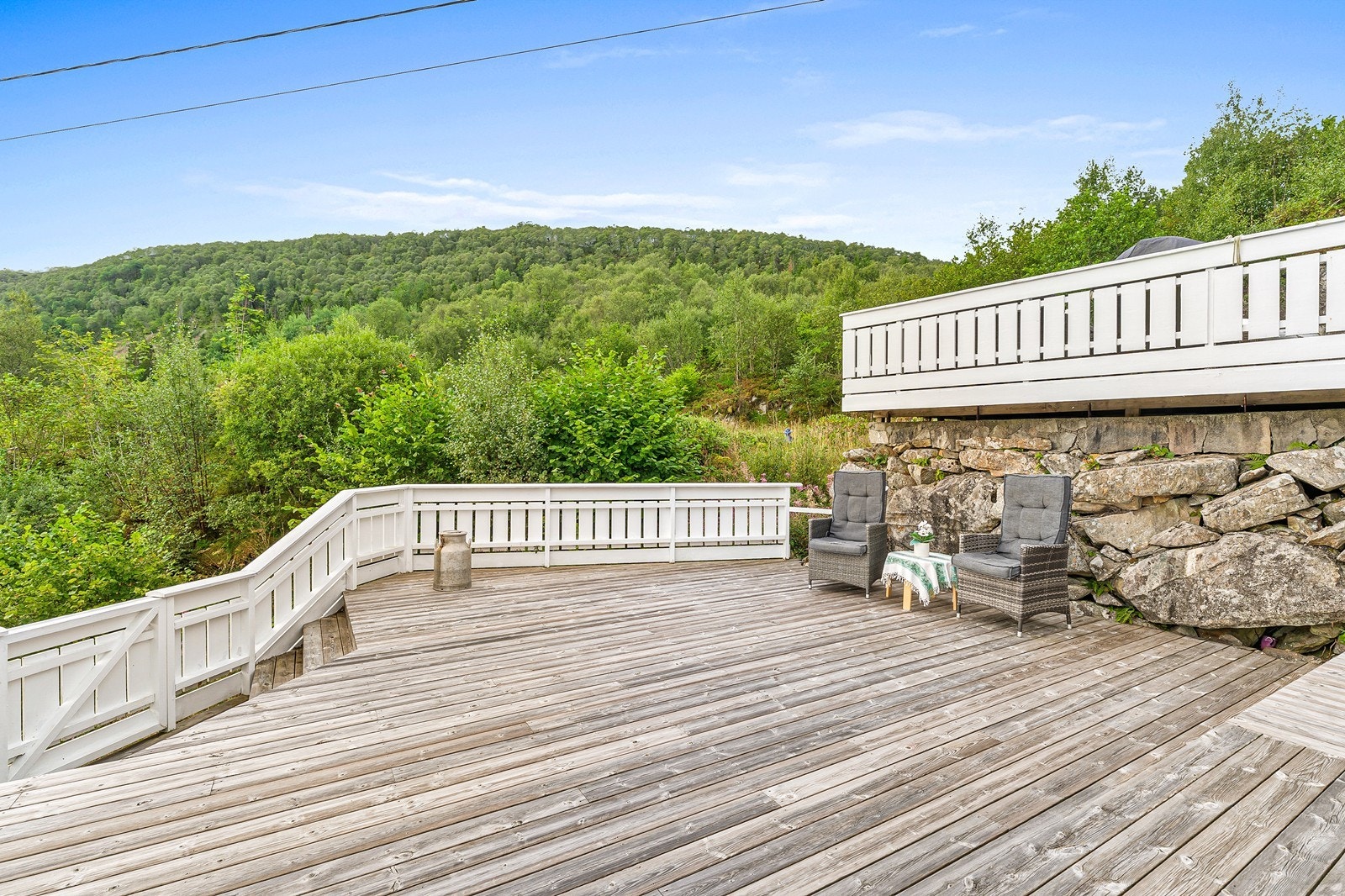 Her kan man enkelt plassere både spisegruppe, sofagruppe, solsenger og andre utemøbler, slik at man kan nyte både sol og utsikt gjennom hele dagen. Galleribilde