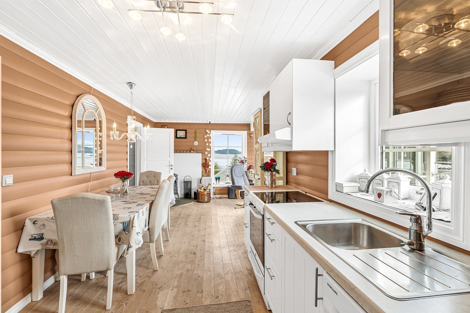 Det er godt utstyrt med komfyr med induksjonstopp, oppvaskmaskin og kombiskap, samt ventilator med avtrekk. Galleribilde