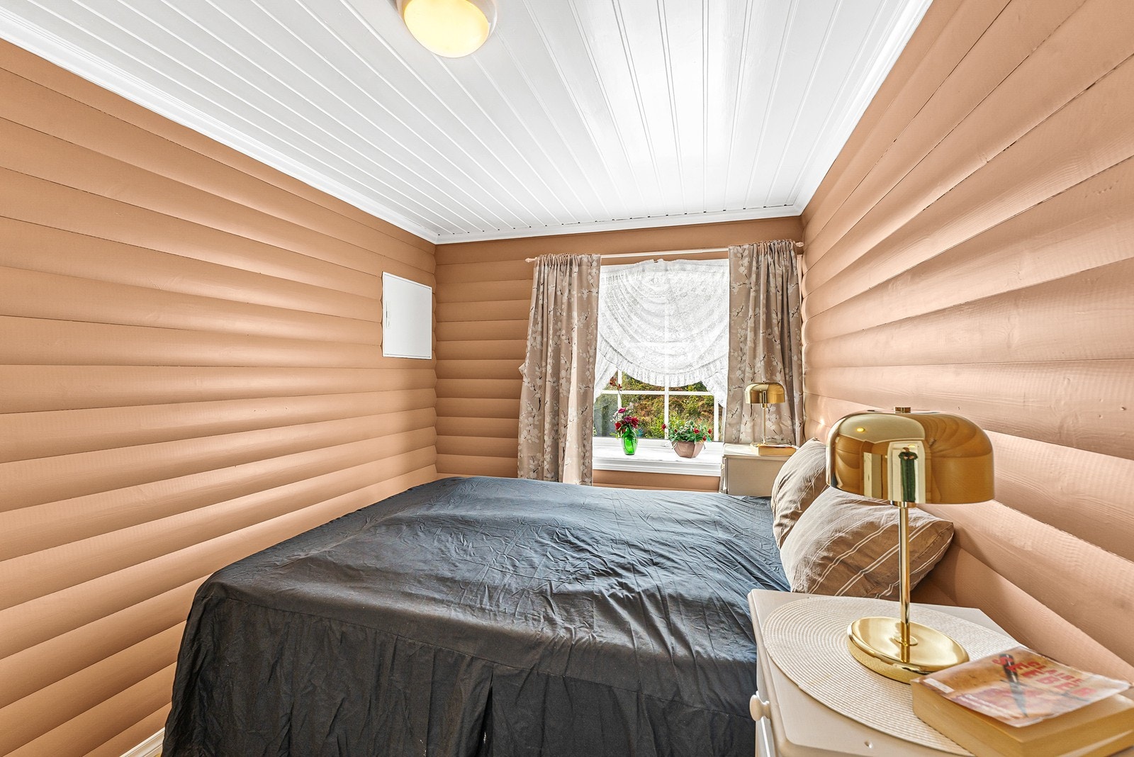 Her er det plass til dobbeltseng og oppbevaring. Galleribilde