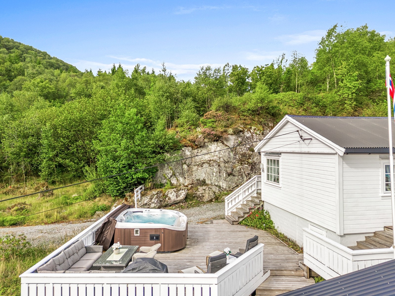 Den fantastiske terrassen på hele 92 m² slynger seg rundt store deler av hytten og byr på flere soner for ulike aktiviteter og stemninger. Galleribilde