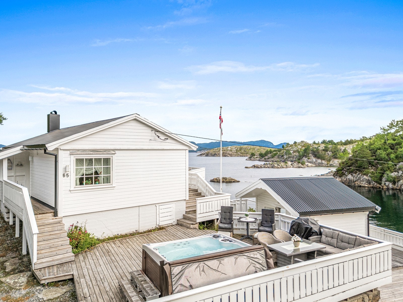 Uteområdet er en av eiendommens store styrker. Galleribilde