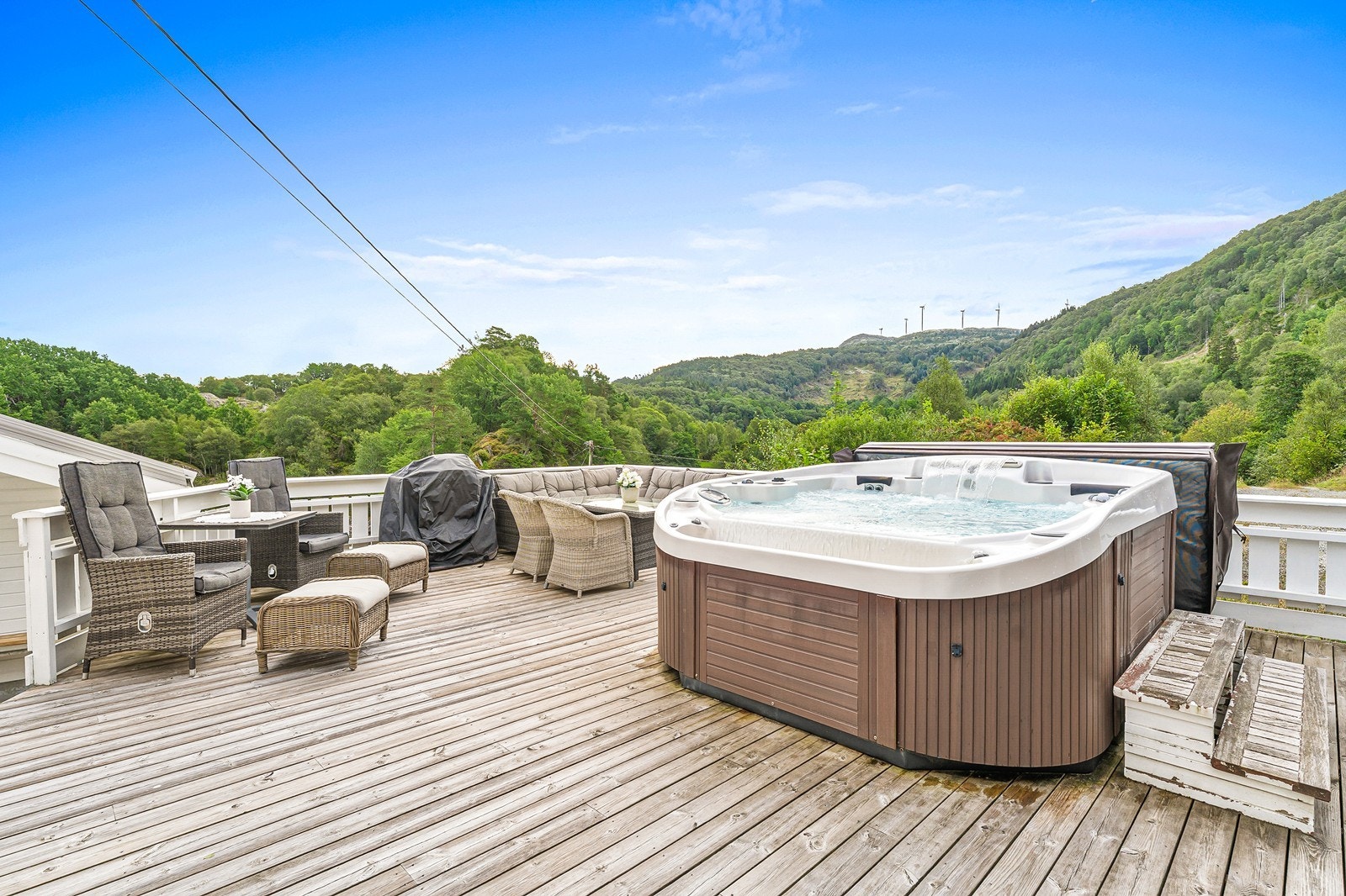 Fra terrassen får man en spektakulær utsikt over sjø, fjell og natur, og kveldene kan nytes i den innbydende jacuzzien. Galleribilde
