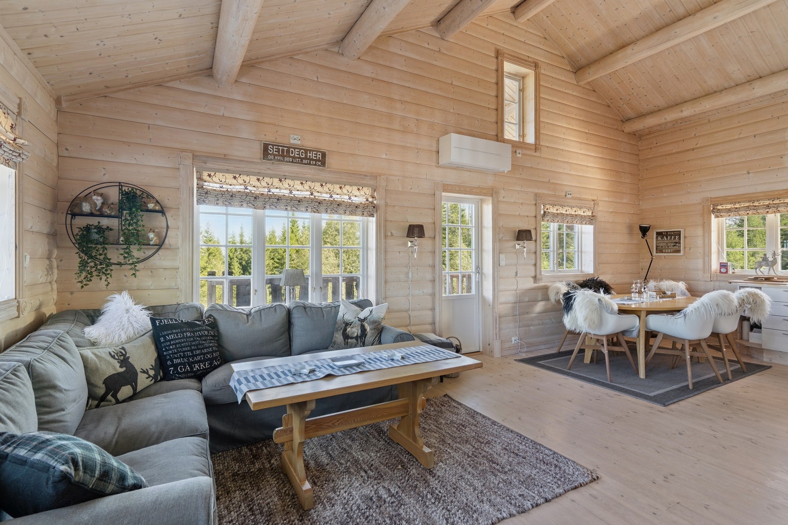 Det er innlagt strøm og varmepumpe både i hytta og i annekset. Galleribilde