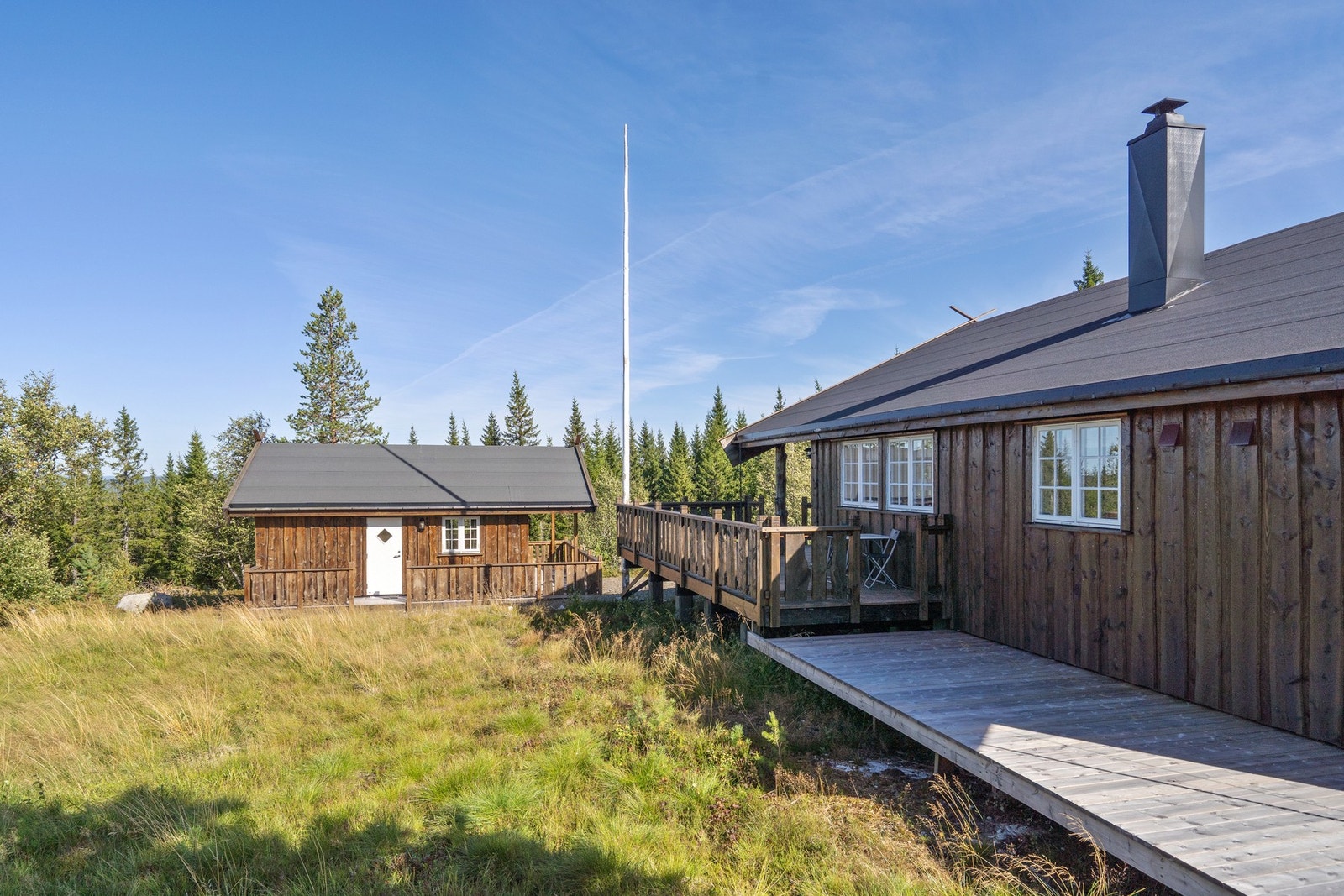 En flott fritidseiendom ved Sørungen i Selbu! Hytta ligger i et populært område med helårsvei, som brøytes på vinterstid. Galleribilde