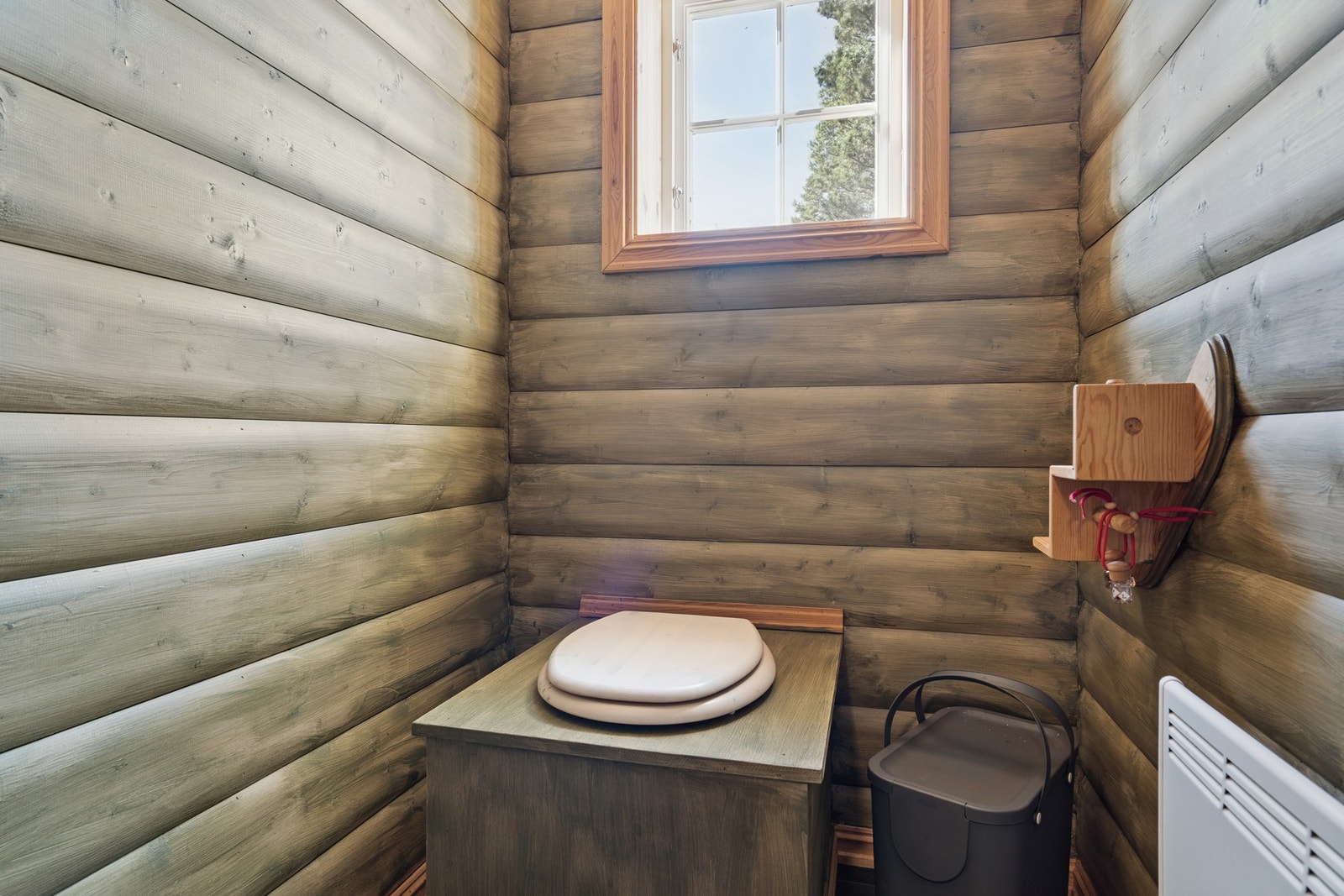 Uthus med oppbevaringsplass og utedo. Galleribilde