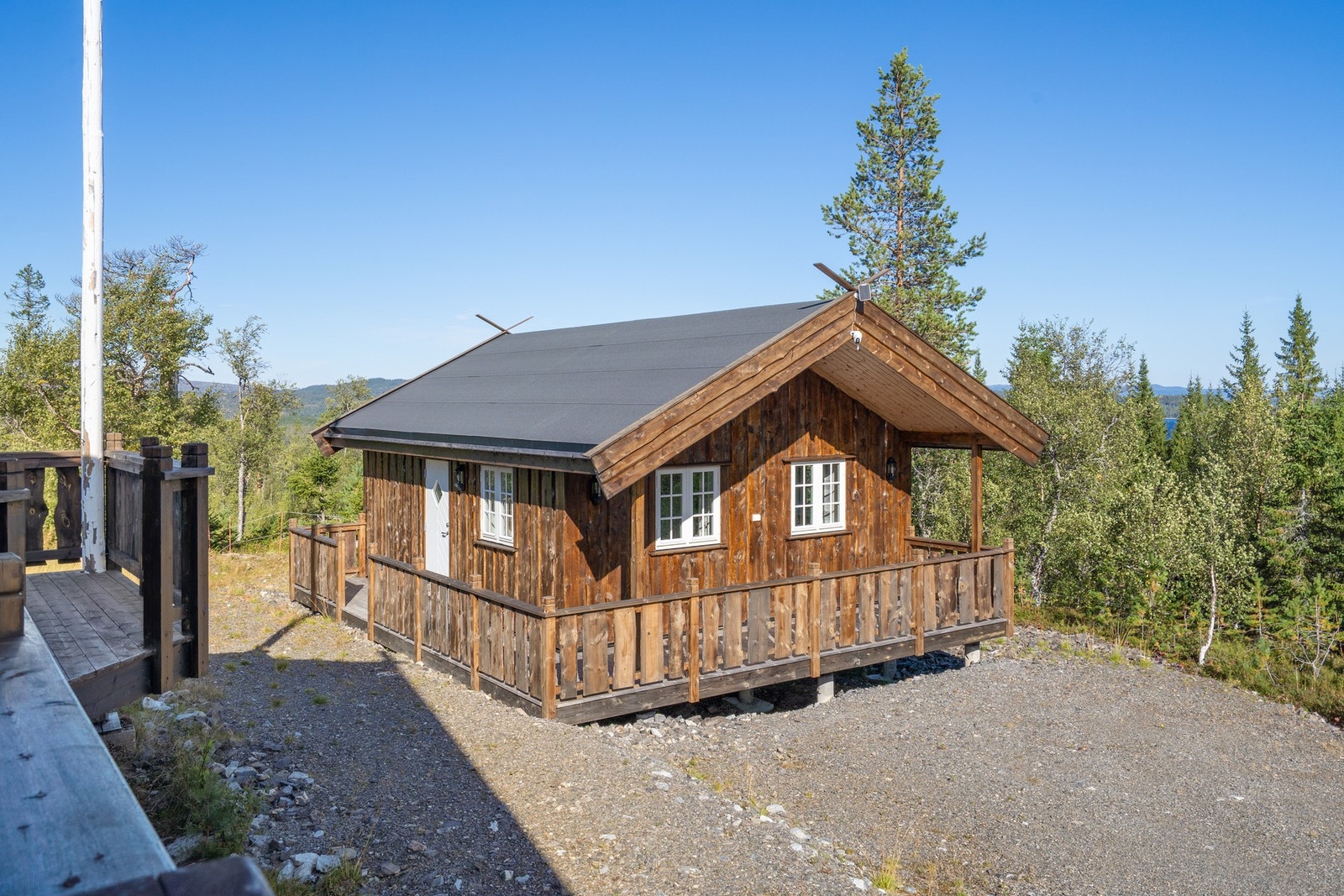 Anneks fra 2021 på ca. 30 kvm med soverom, stue og opplegg for bad/våtrom gir ekstra plass og muligheter. Galleribilde