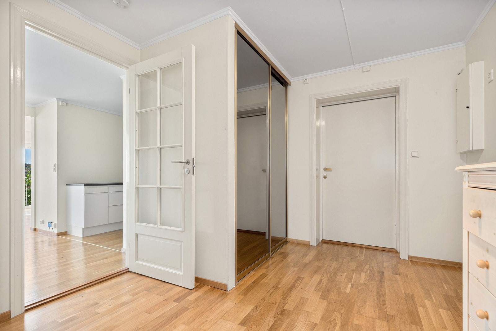 I tilknytning til gangen er det et praktisk garderoberom samt romslig skyvedørs garderobe. Galleribilde