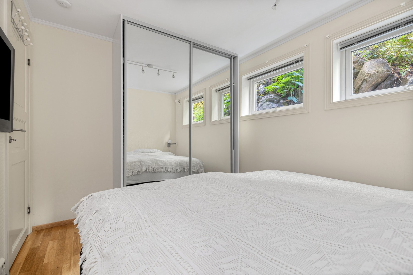 På soverommet er det god plass til dobbeltseng, nattbord og garderobe. Galleribilde