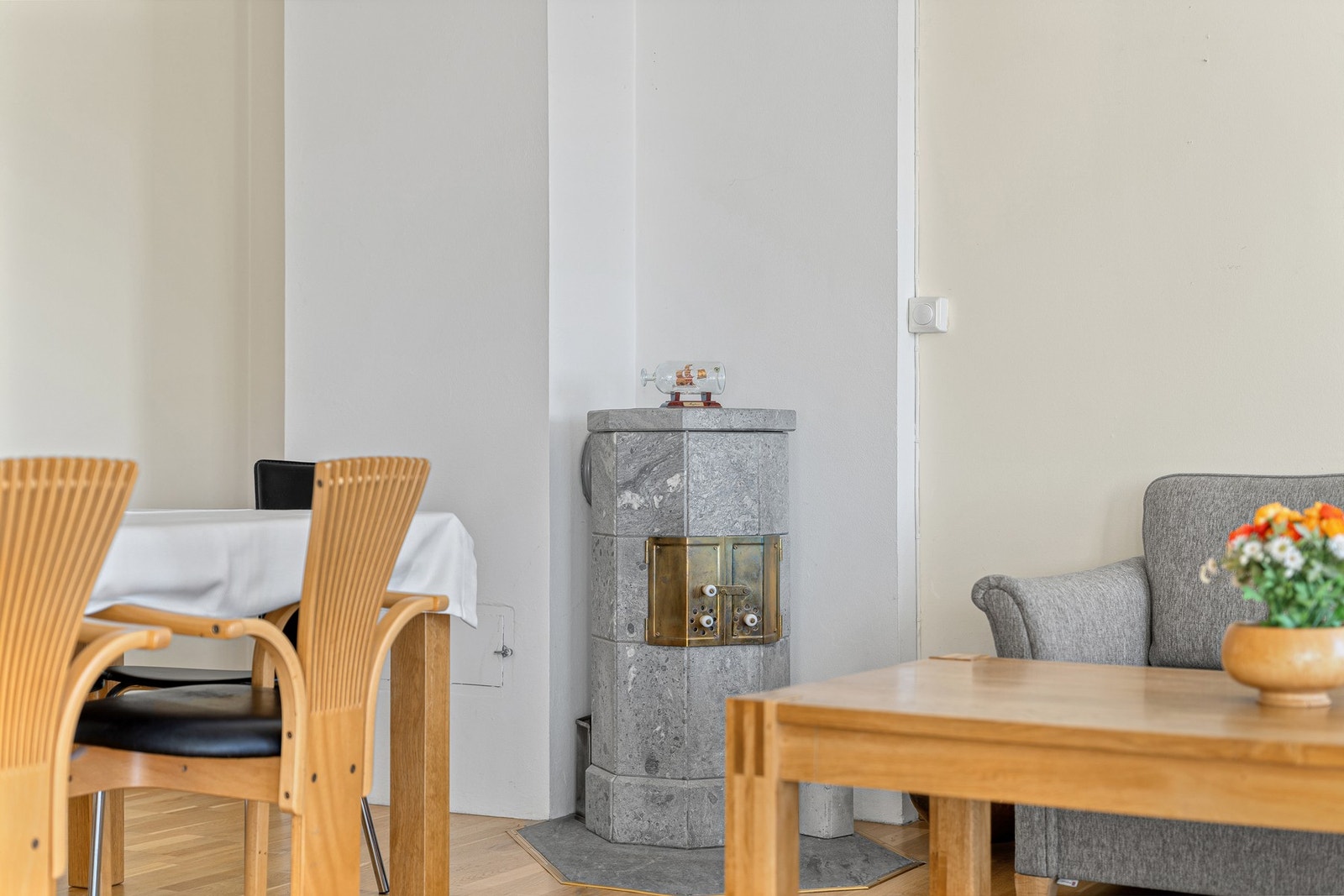 Fin vedovn i kleberstein. Peisen varmer godt på kalde vinterdager og en god og lun stemning i rommet. Galleribilde