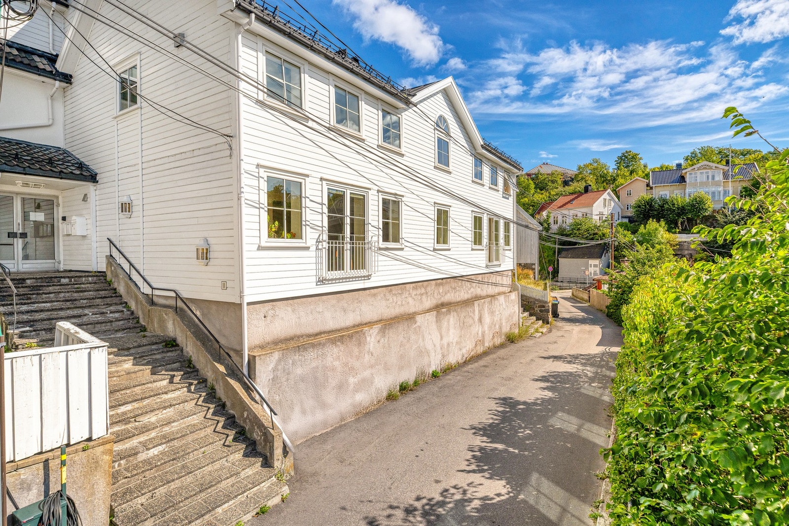 Boligen ligger i en høy første etasje. Galleribilde