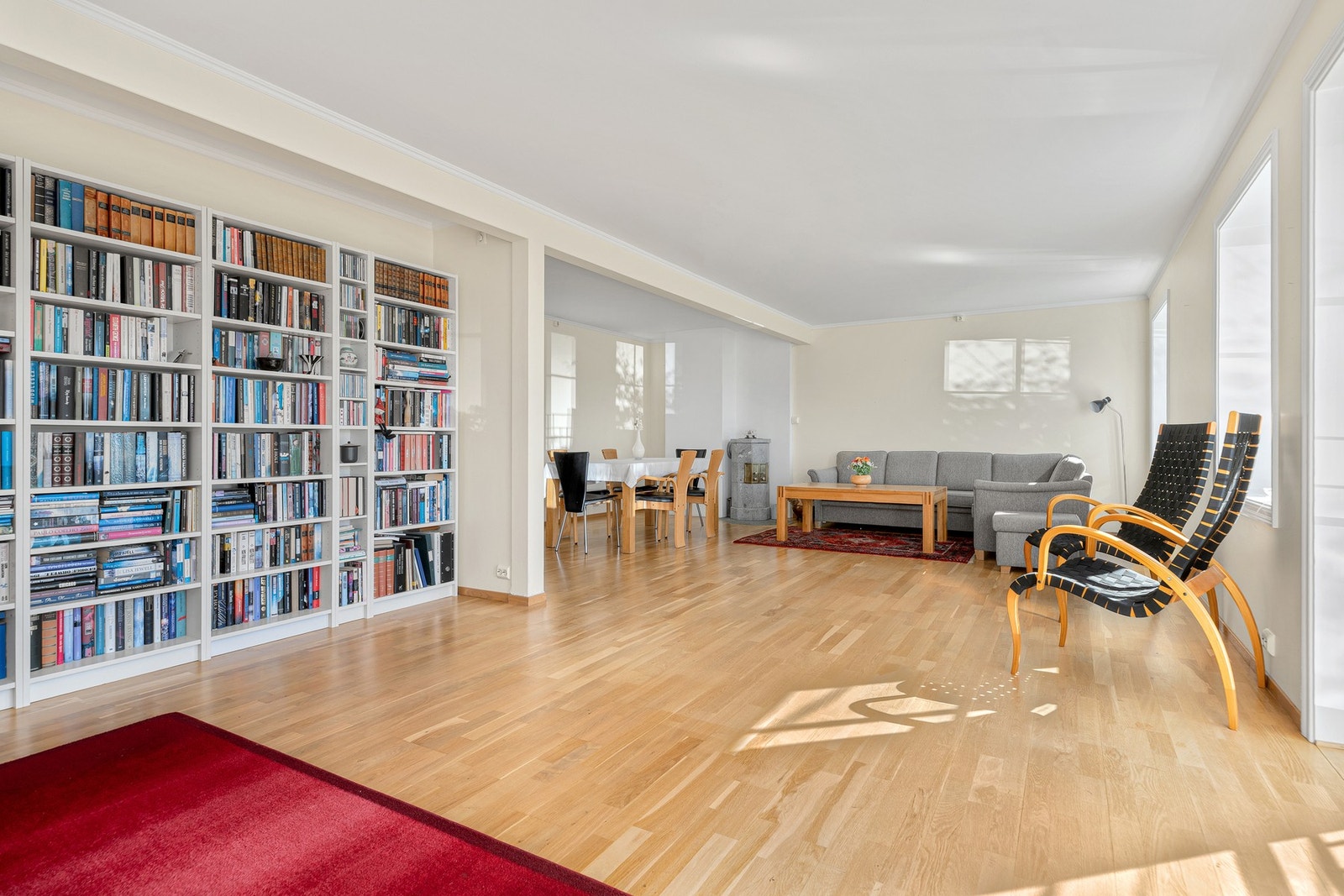 Romslig stue med gode møbleringsmuligheter. Galleribilde