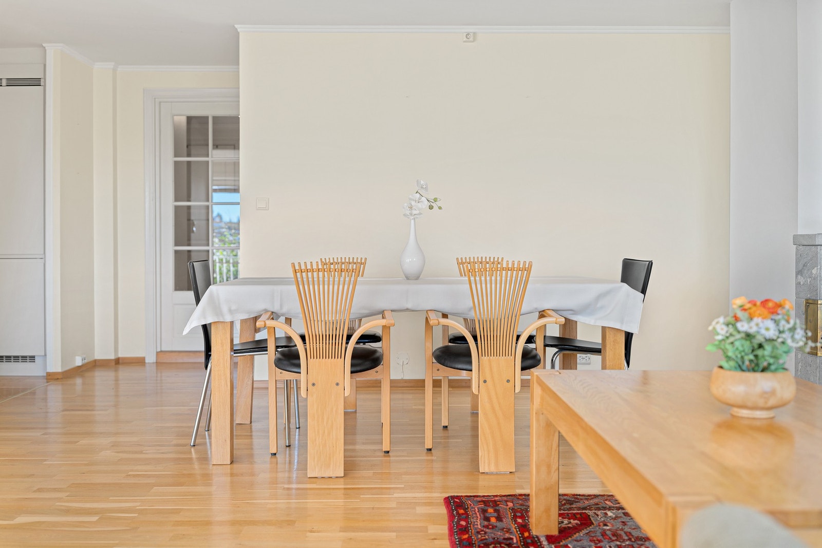 Det er god plass til en større spisegruppe. Galleribilde