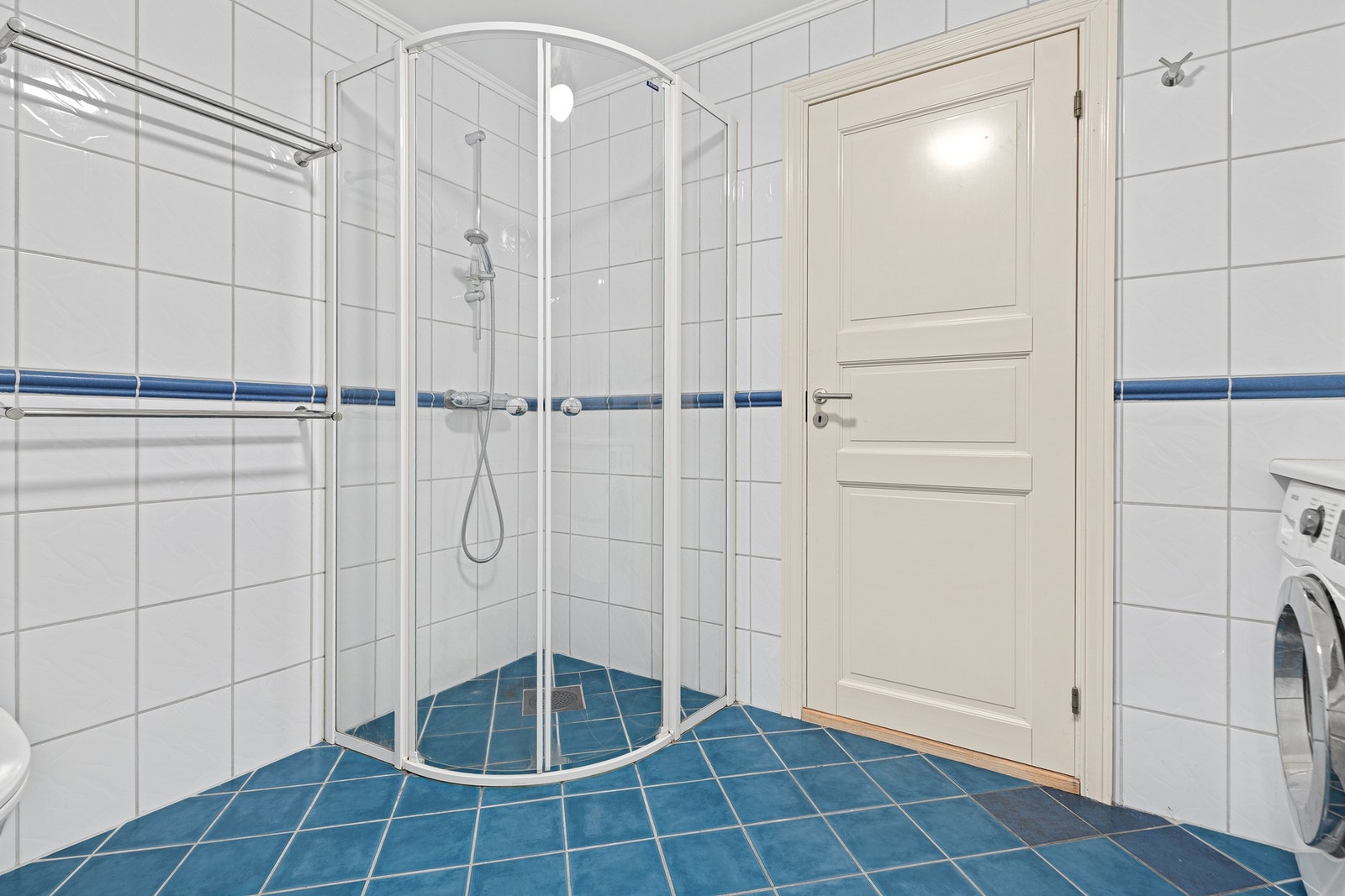 Baderommet har flislagte gulv med varmekabler for ekstra komfort. Galleribilde