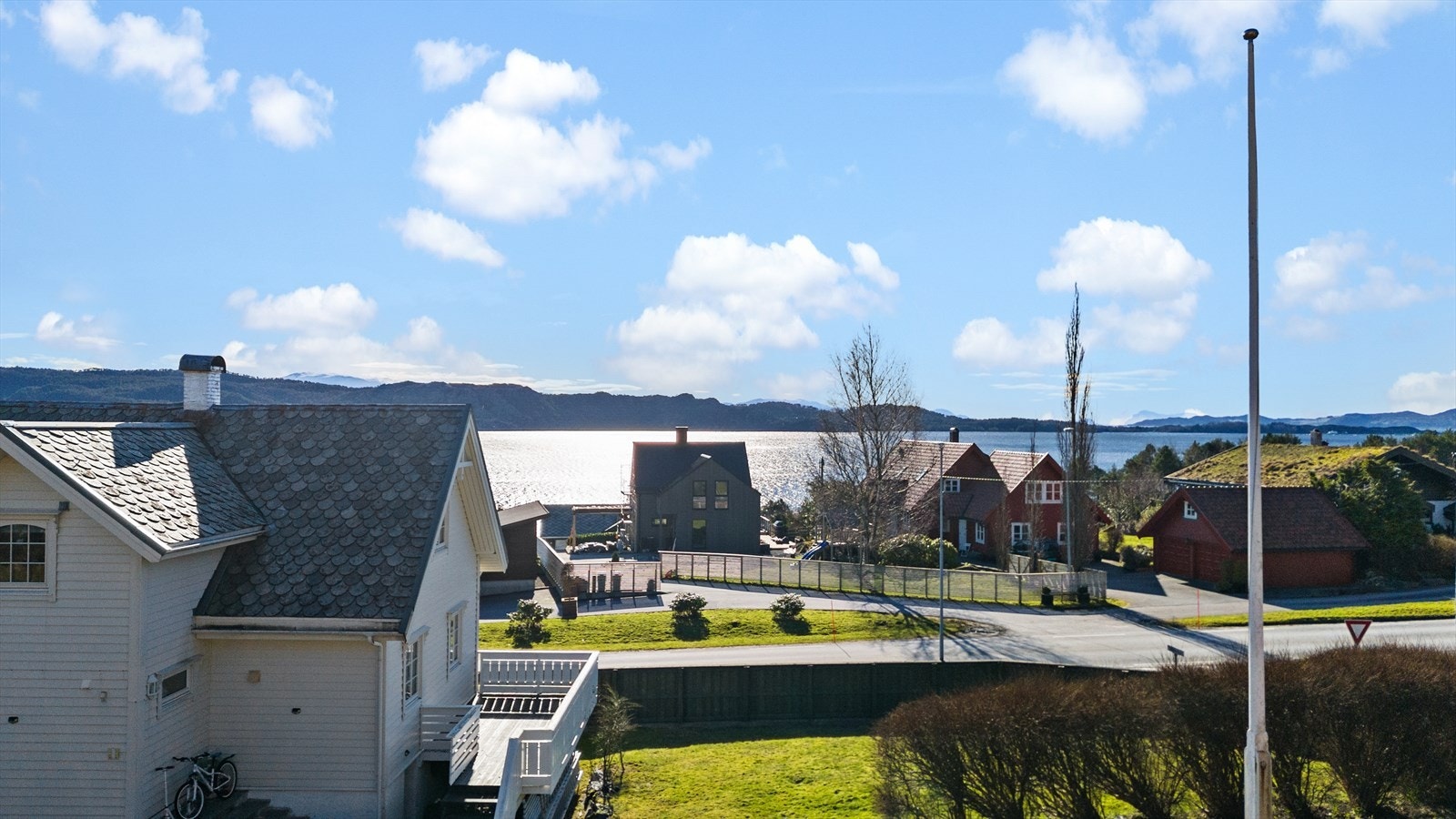 - Eiendommen kan skilte med fantastiske solforhold og vakker utsikt mot fjord og fjell - Galleribilde