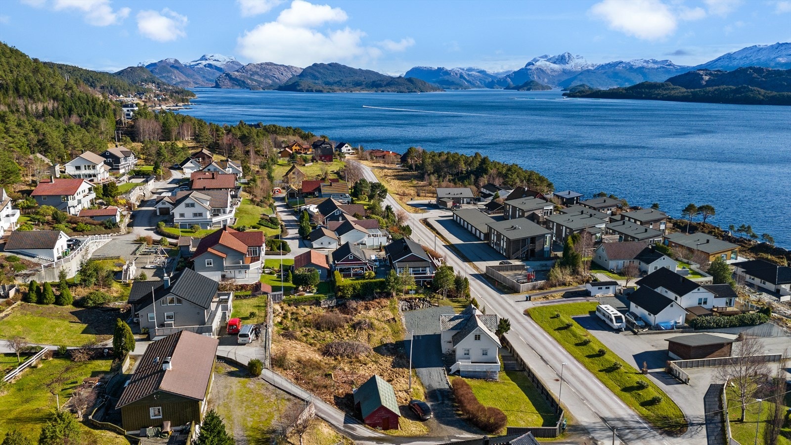 - Nordvik Bolig v/Finn Kristian Kraakenes og Randi Horstad har gleden av å presentere en romslig tomt i et etablert og naturskjønt boligområde like ved sjø - Galleribilde