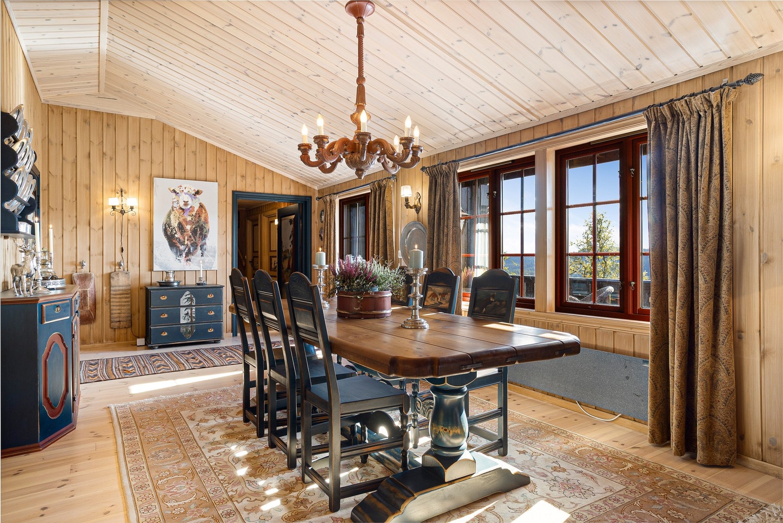 Spisetsue med utsikt over Langfjellene og Raulandsfjell Galleribilde