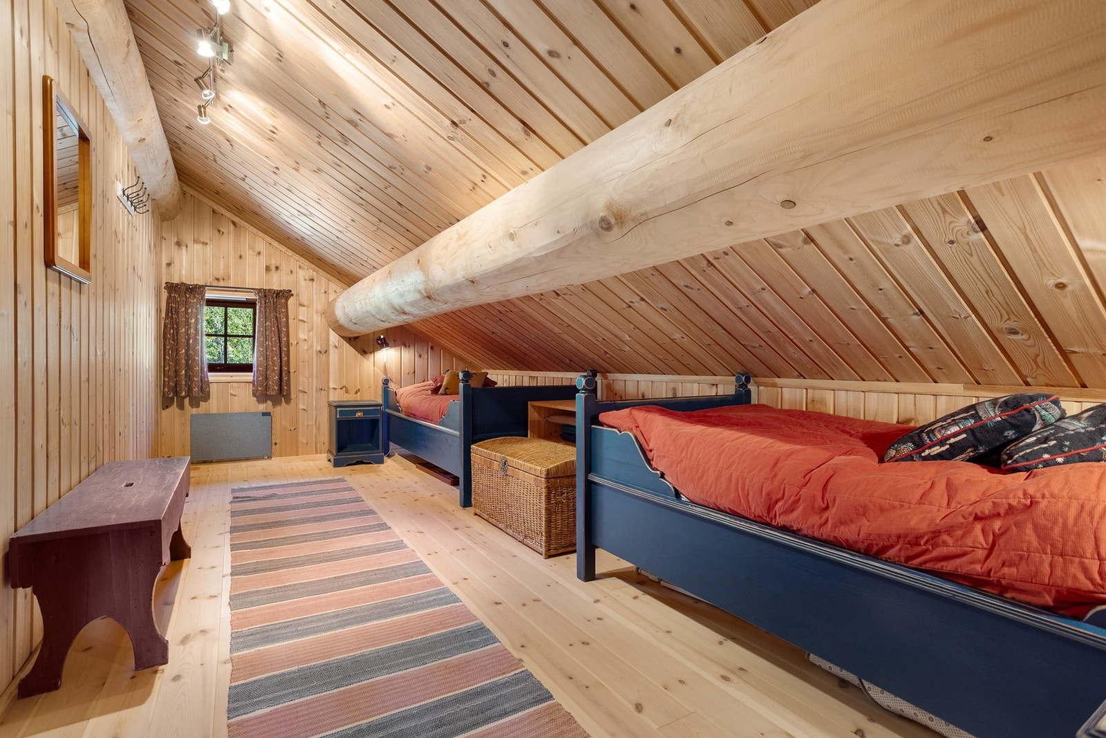 Soverom II i 2.etasje. (Vindu er noe for lite som godkjent rømningsvindu - mulig å sette inn større ved ønske om det) Galleribilde