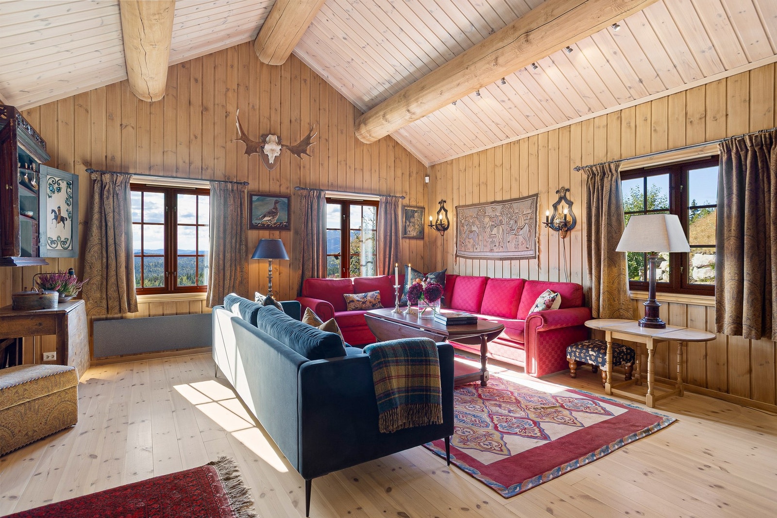 Full takhøyde og gode vindusflater slipper daglyset inn og skaper en behagelig atmosfære Galleribilde