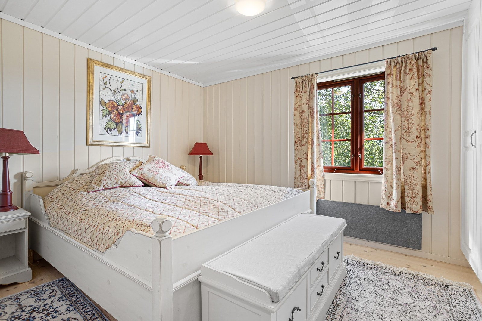 Hovedsoverom innredet med plassbygget dobbeltseng og garderobeskap Galleribilde