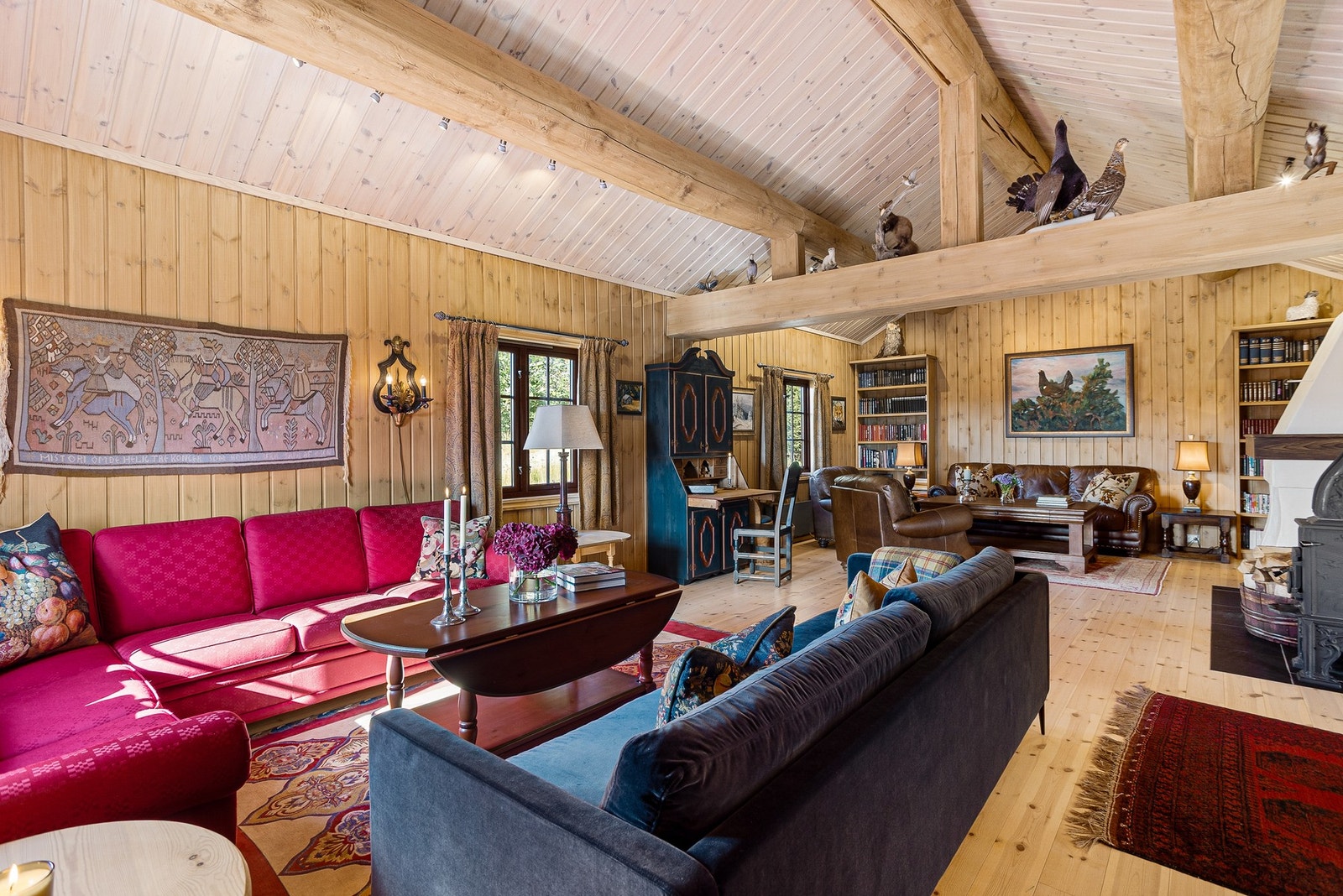 Stor stue med god plass til møblering av flere soner Galleribilde