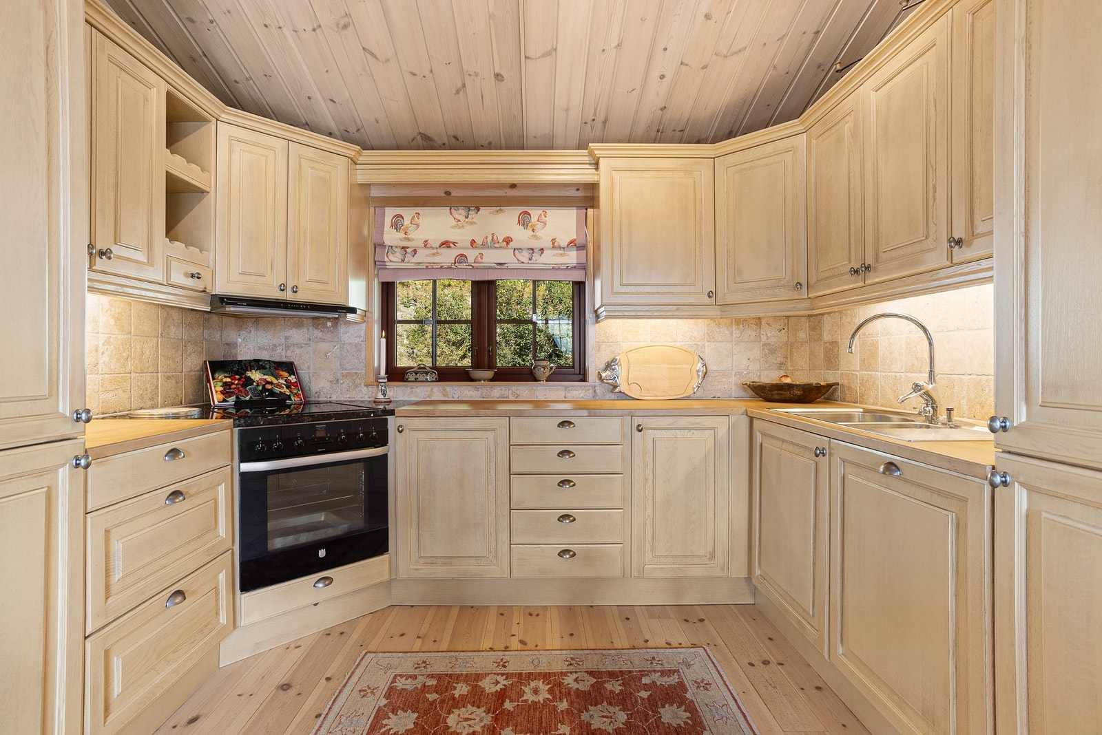 Fliser mellom over og underskap. Integrerte hvitevarer Galleribilde