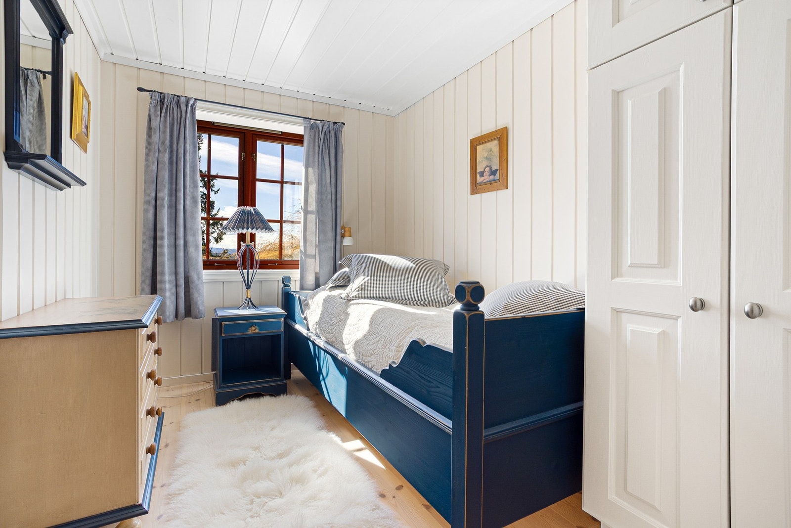 Soverom VII innredet med enkeltseng og garderobe/oppbevaring Galleribilde