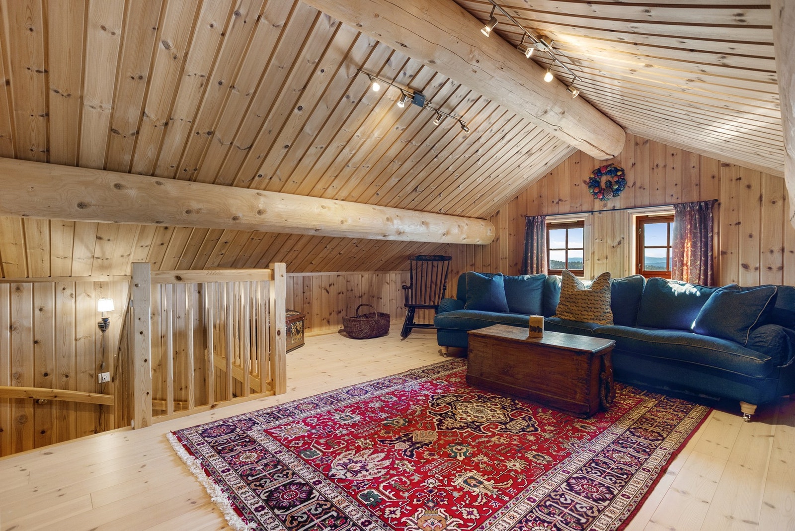 Hyggelig loftstue - perfekt for barna å kunne trekke seg tilbake til etter en lang og aktiv dag Galleribilde