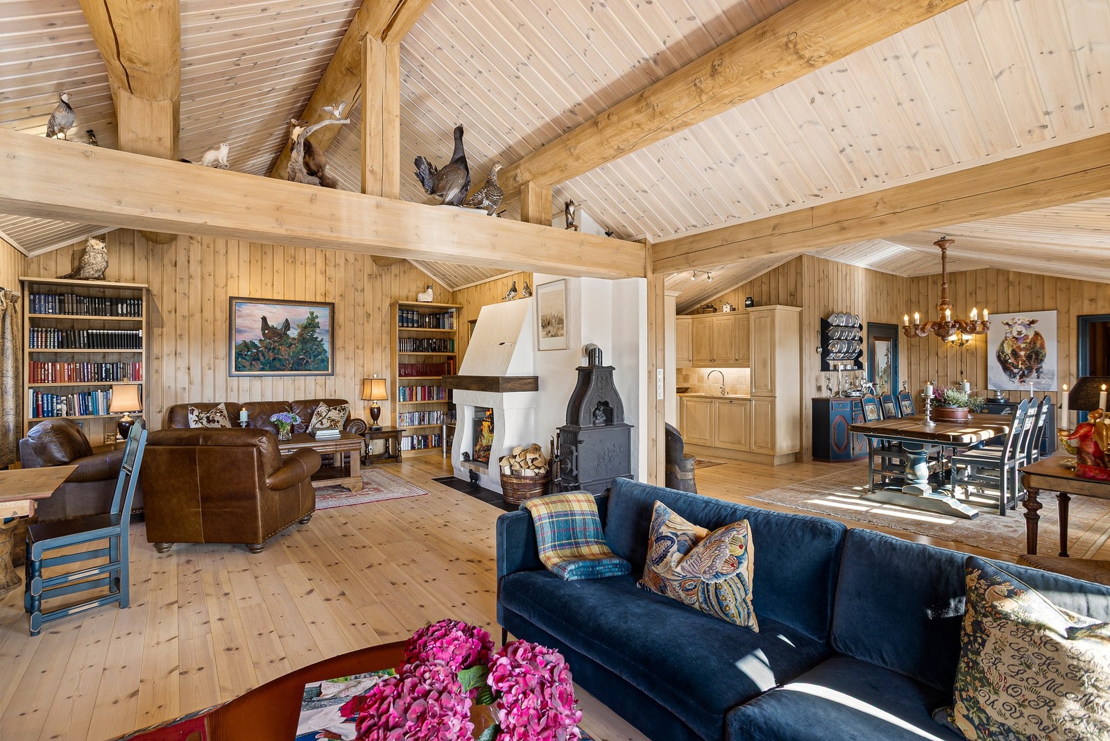 I rommet står også en flott åpen peis for ekstra hyttekos. I tillegg en Ulefos-ovn som sørger for skikkelig varme på kalde dager Galleribilde