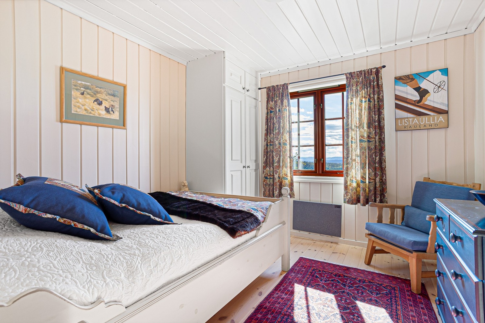 Soverom III innredet med plassbygget enkeltseng og garderobeskap Galleribilde